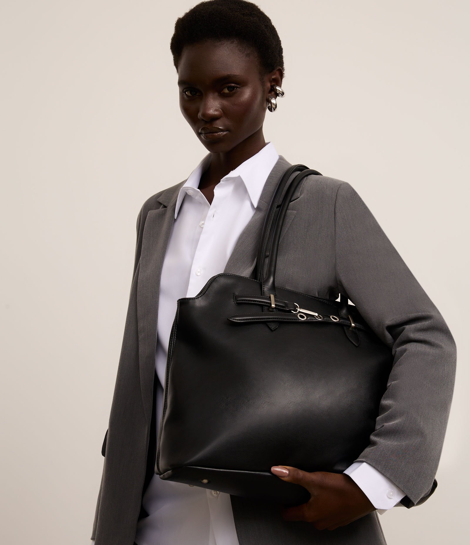 Bolsa Satchel Grande com Detalhe de Cinto Preto 7