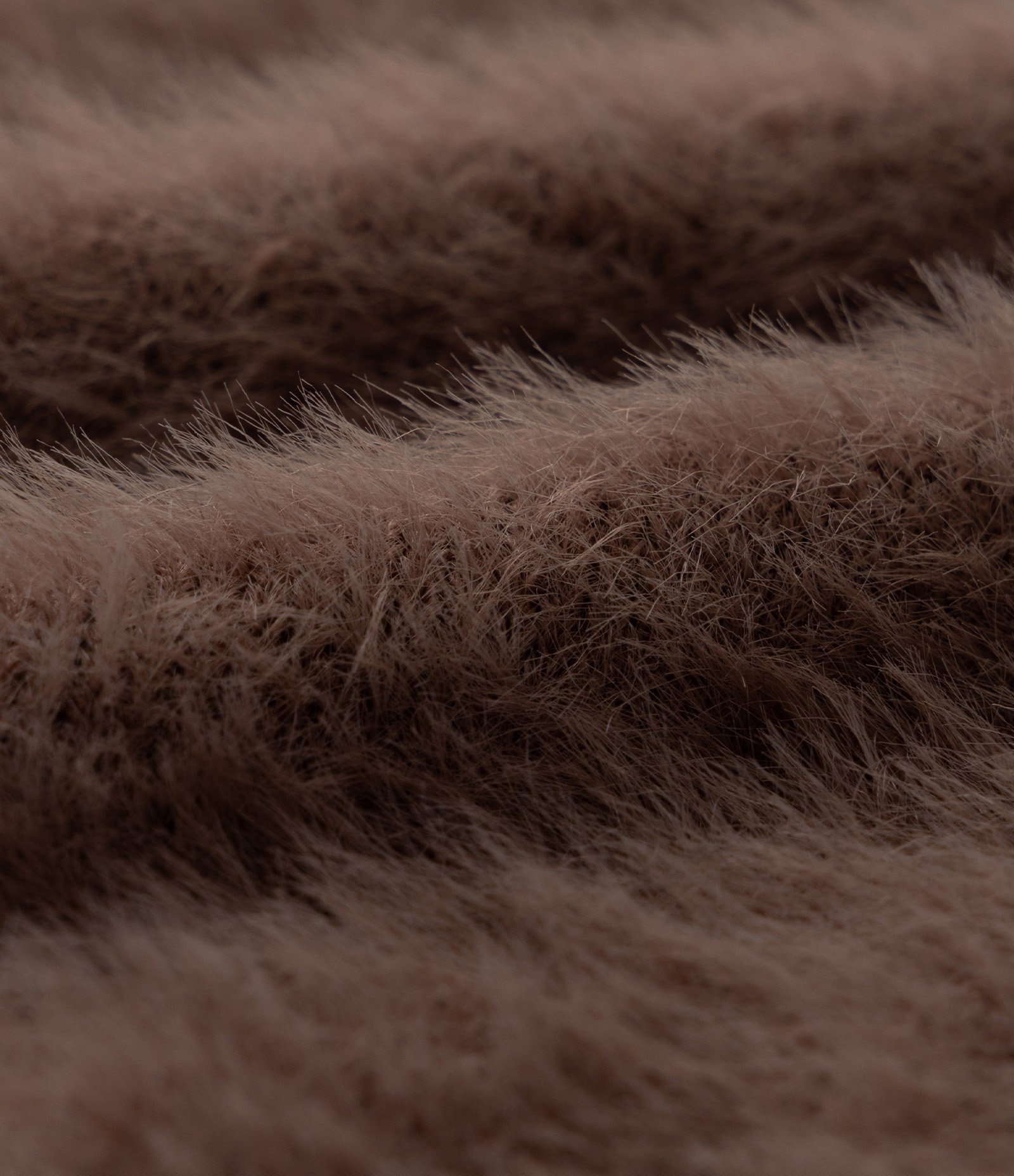 Suéter Alongado em Tricô Peludinho Curve & Plus Size Marrom 7