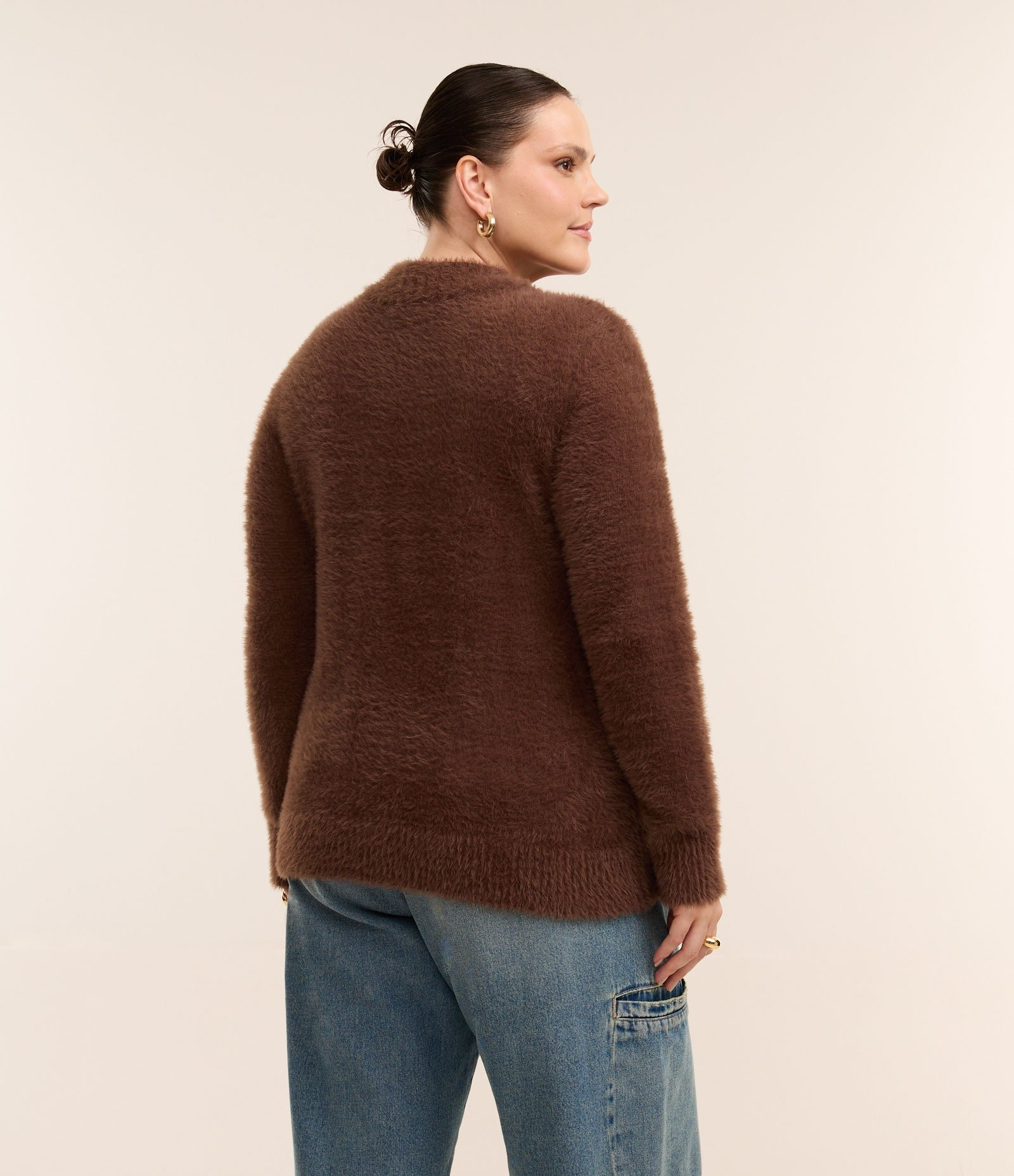Suéter Alongado em Tricô Peludinho Curve & Plus Size Marrom 4