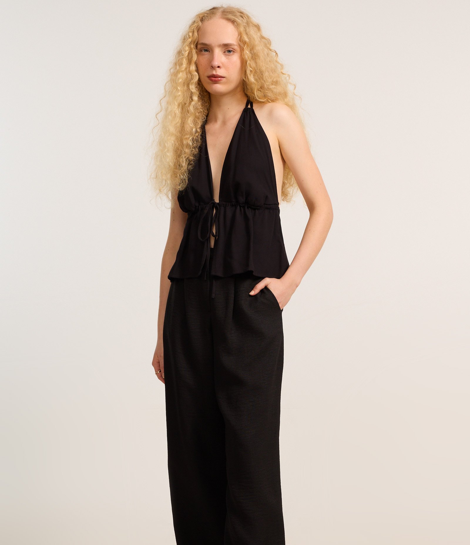 Calça Wide Leg em Alfaiataria com Fechamento Deslocado Preto 2