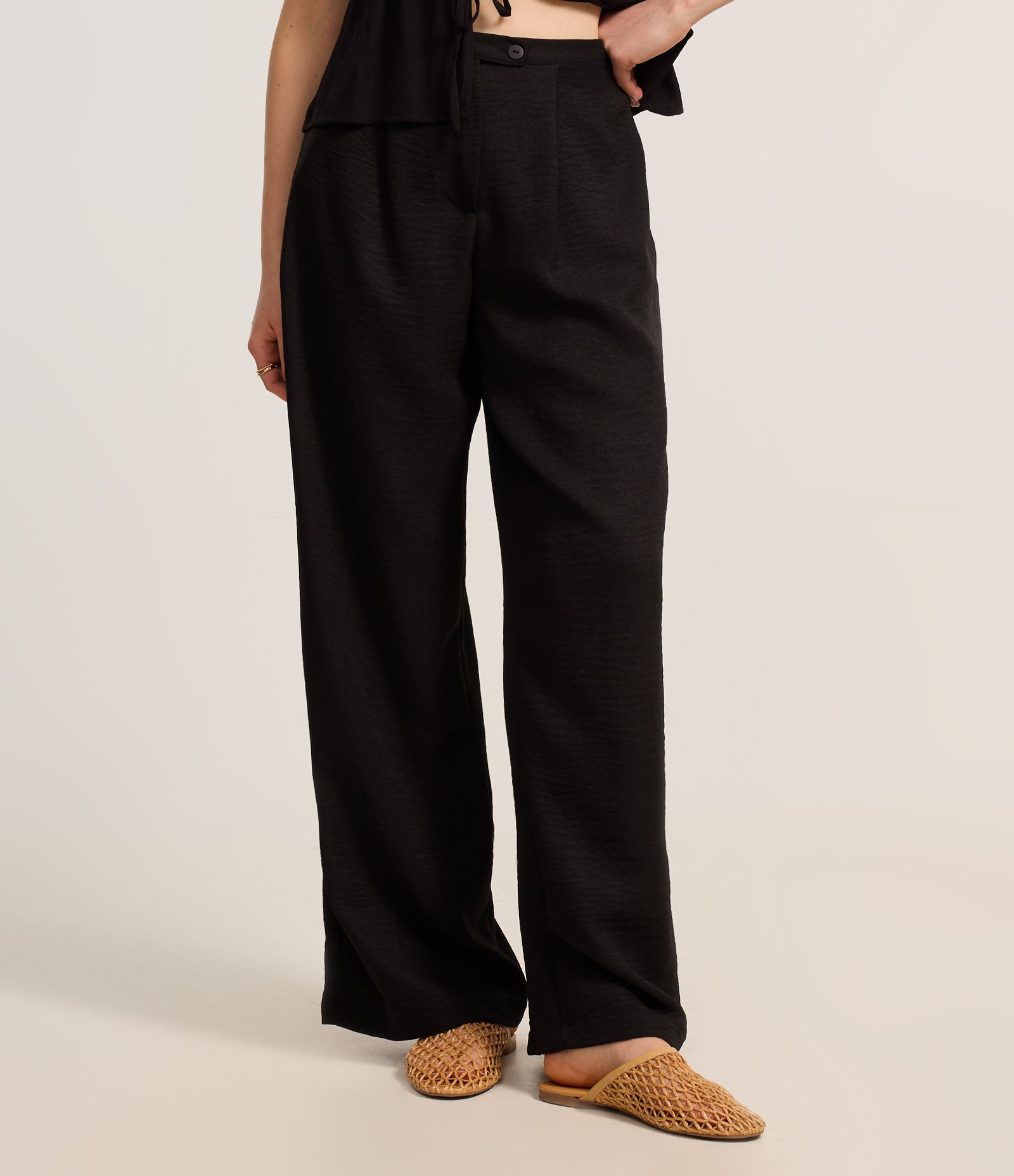 Calça Wide Leg em Alfaiataria com Fechamento Deslocado Preto 3