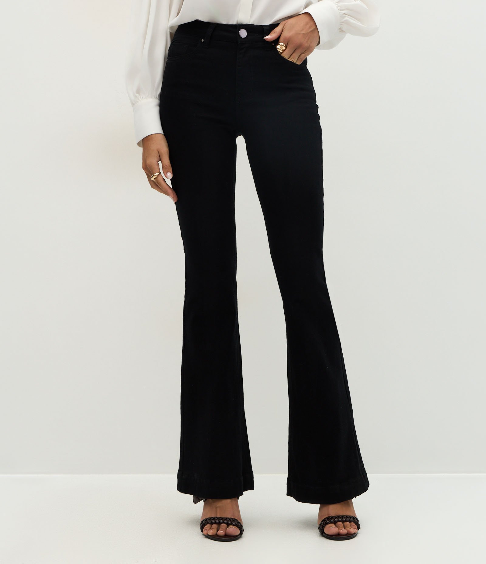 Calça Flare em Sarja com Cintura Alta Preto 3
