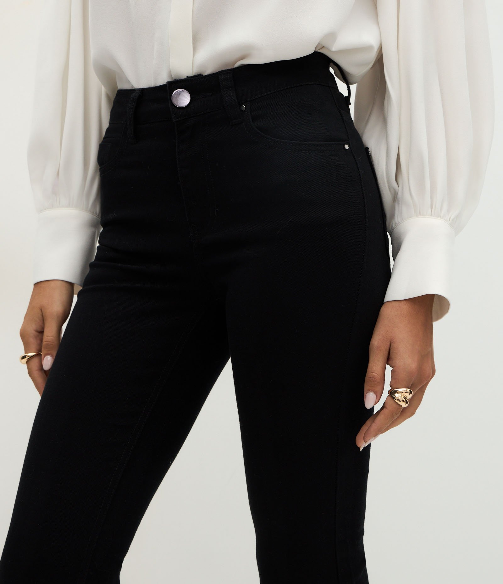 Calça Flare em Sarja com Cintura Alta Preto 4