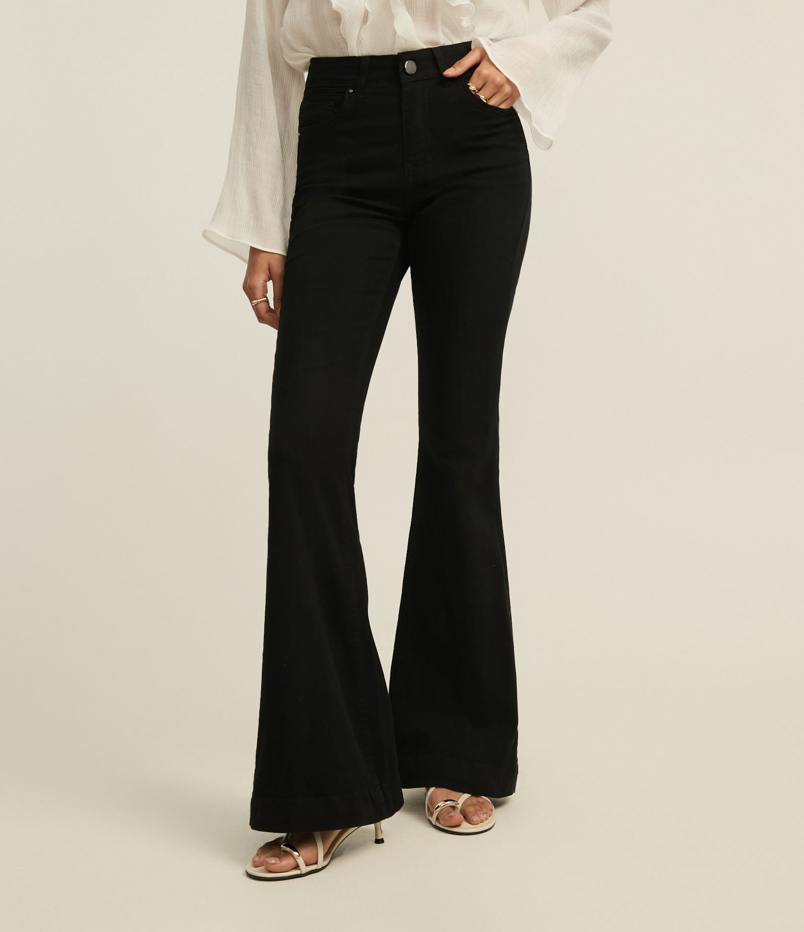 Calça Flare em Sarja com Cintura Alta Preto 3