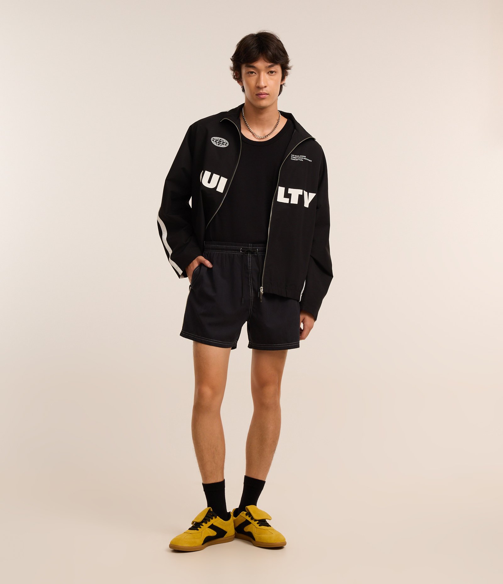 Bermuda com Cordão Detalhes Contrastantes e Bolsos Preto 1