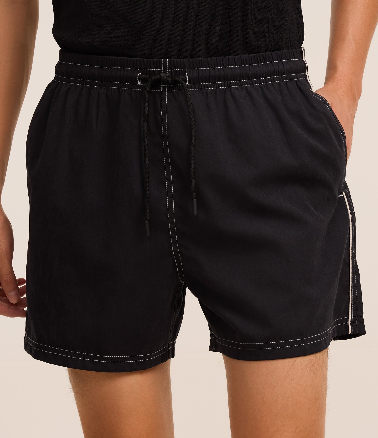 Bermuda com Cordão Detalhes Contrastantes e Bolsos Preto 2