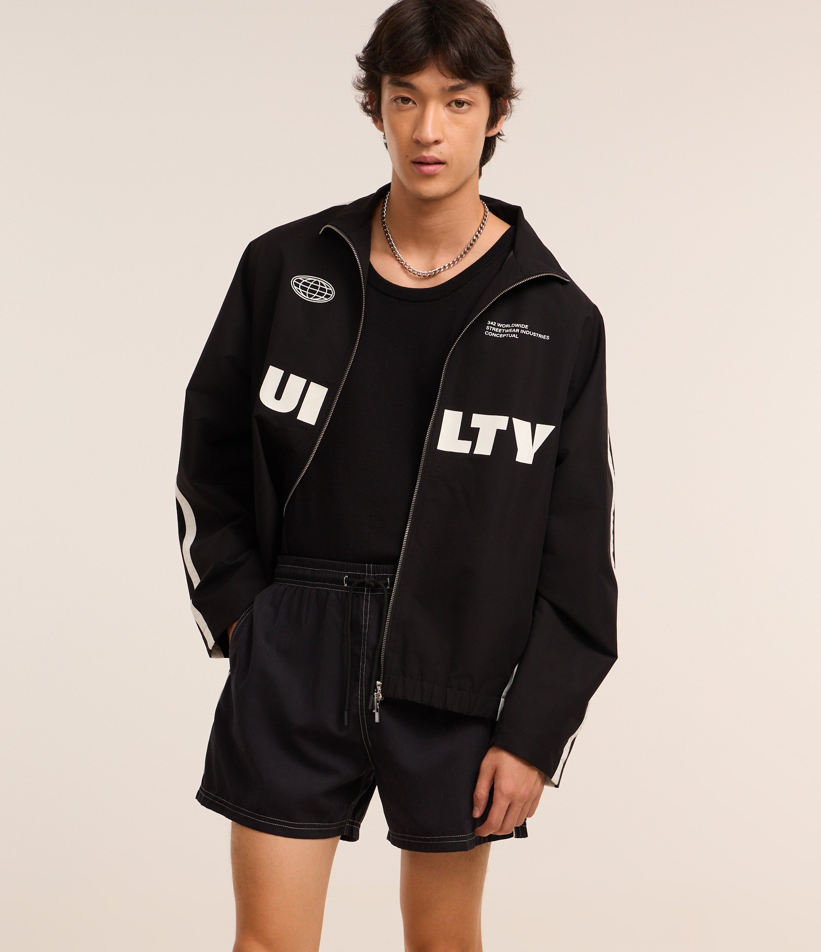 Bermuda com Cordão Detalhes Contrastantes e Bolsos Preto 4