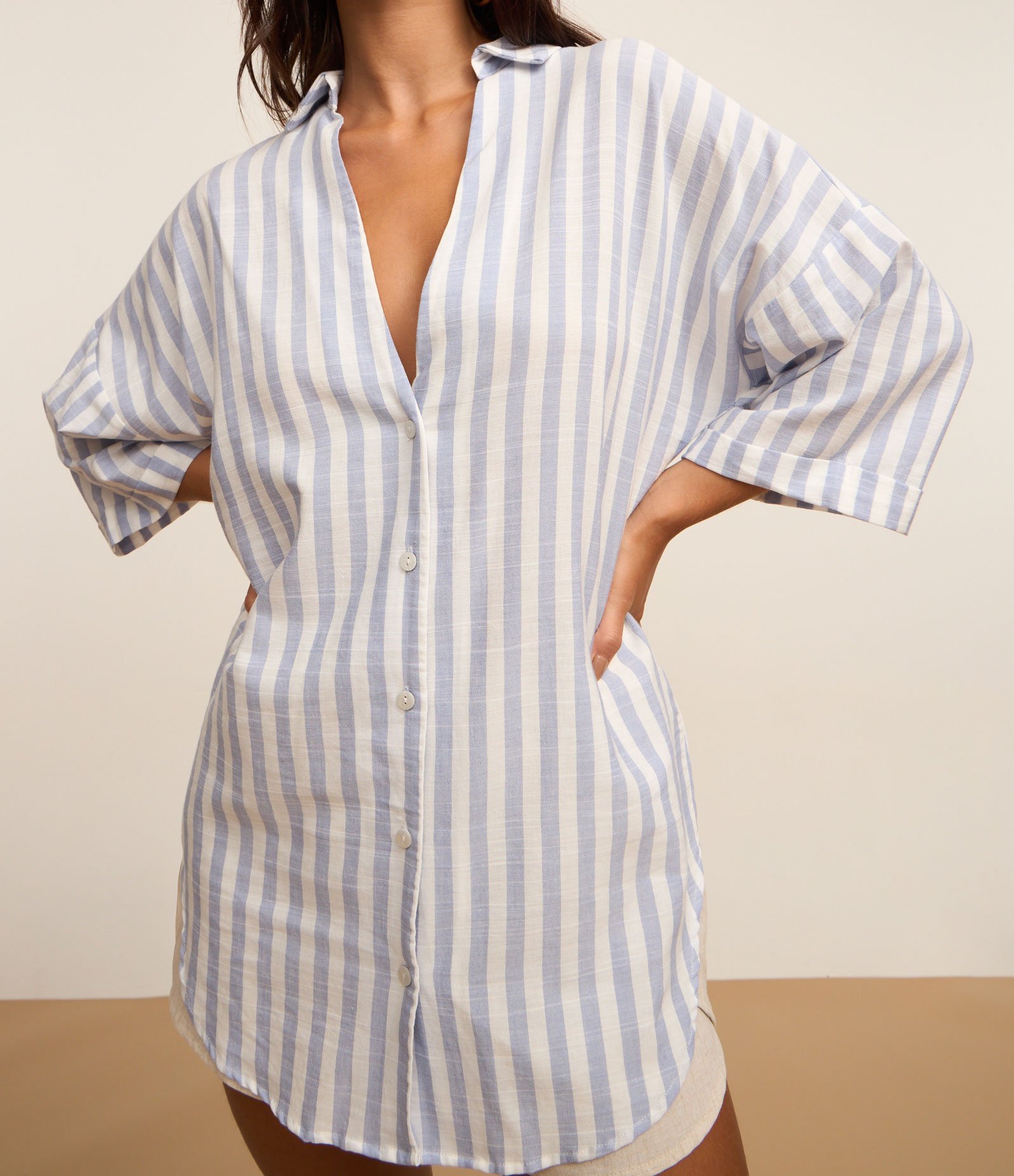 Saída de Praia Camisa em Viscose com Estampa Listrada e Gola V 4