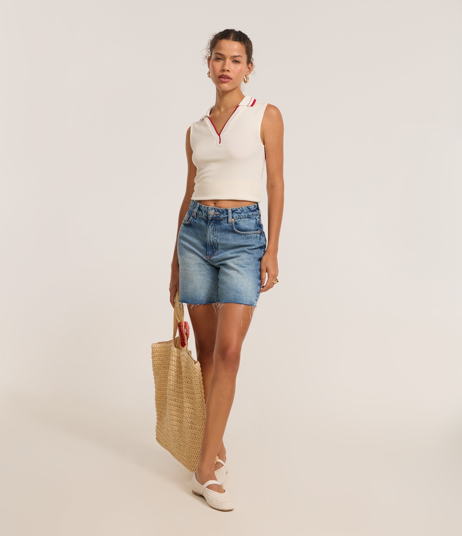 Bermuda em Jeans com Lavagem e Barra Desfiada Azul 1