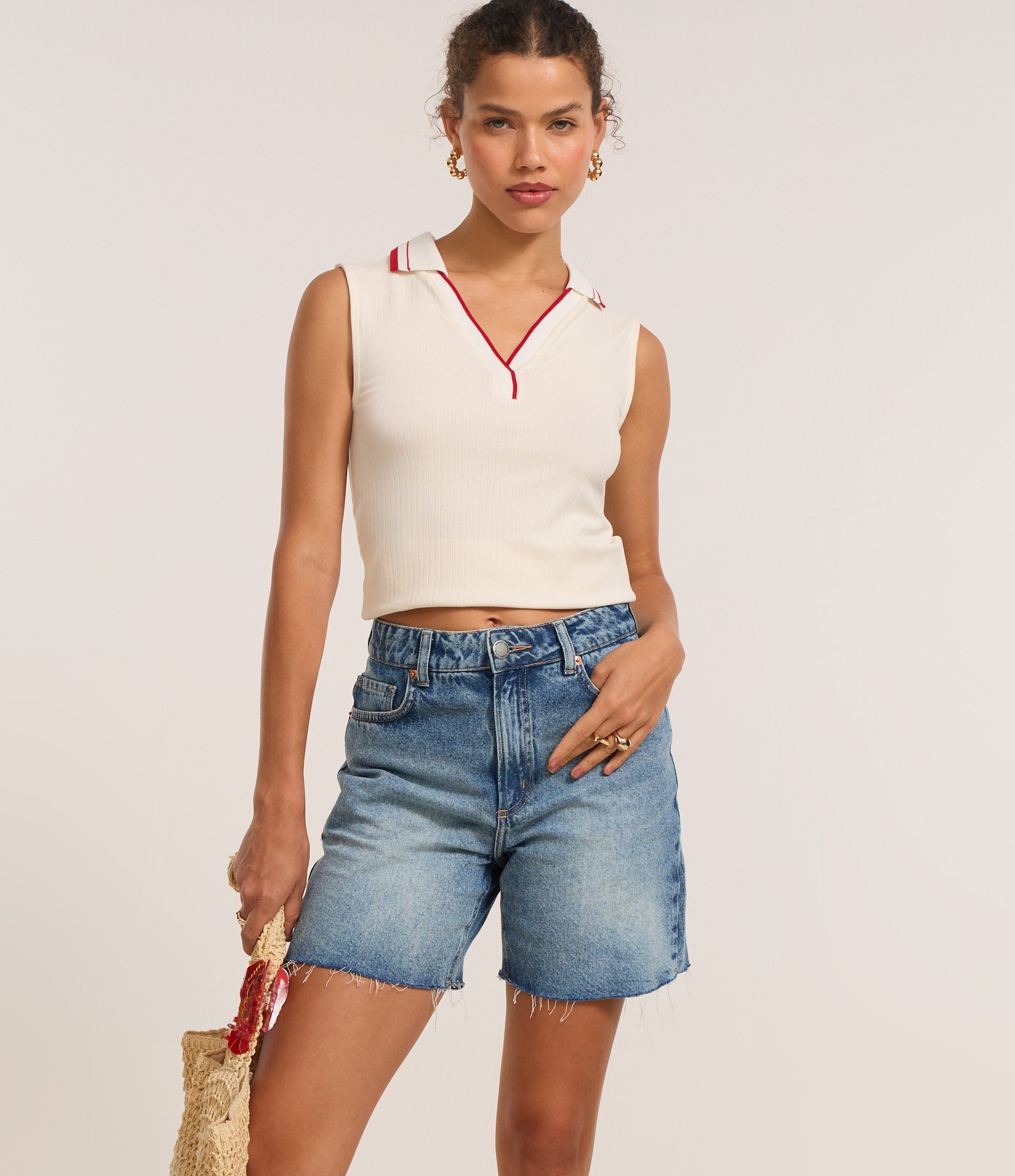 Bermuda em Jeans com Lavagem e Barra Desfiada Azul 2