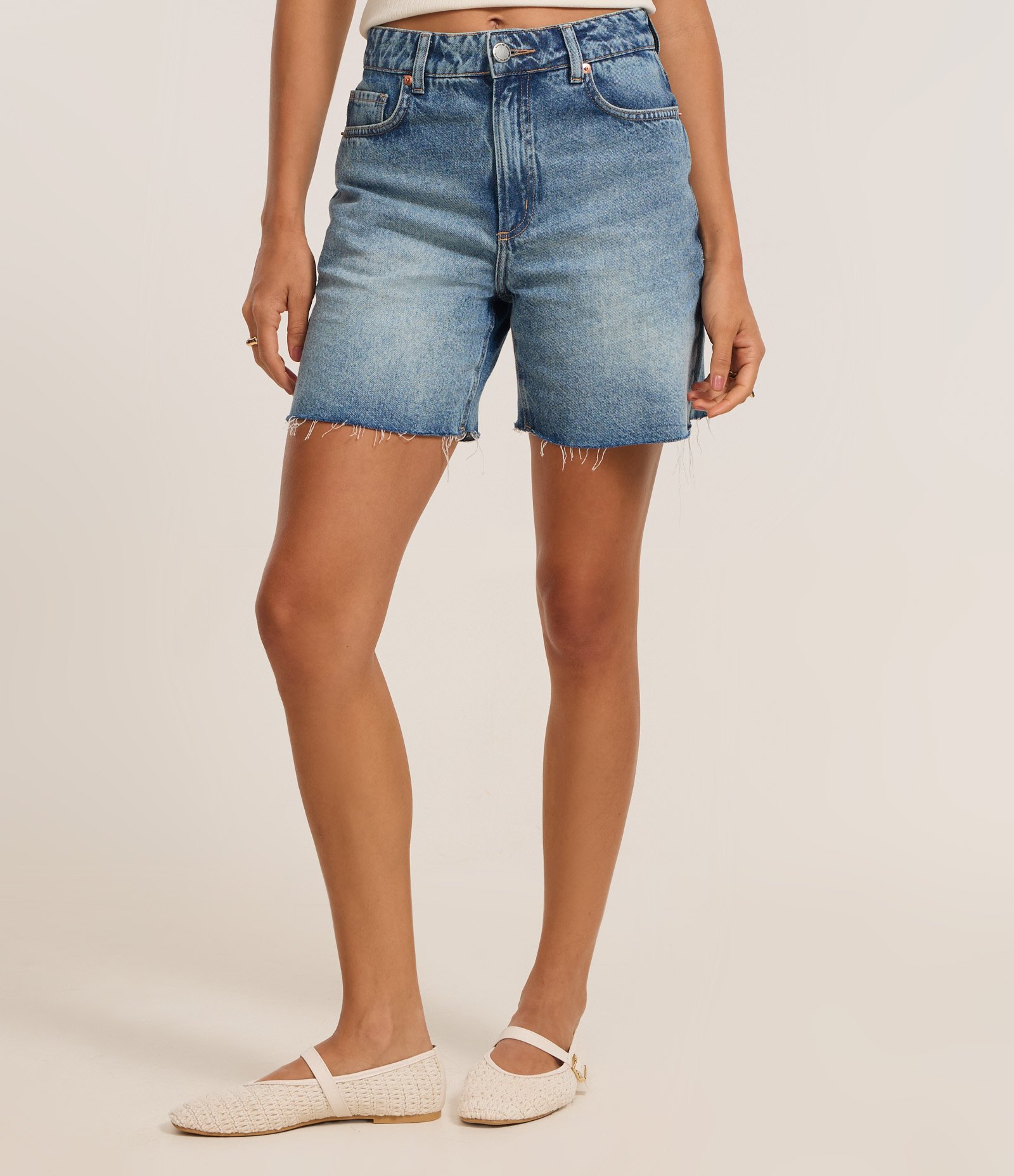 Bermuda em Jeans com Lavagem e Barra Desfiada Azul 3