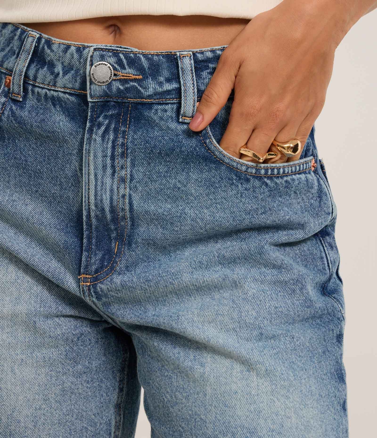 Bermuda em Jeans com Lavagem e Barra Desfiada Azul 4