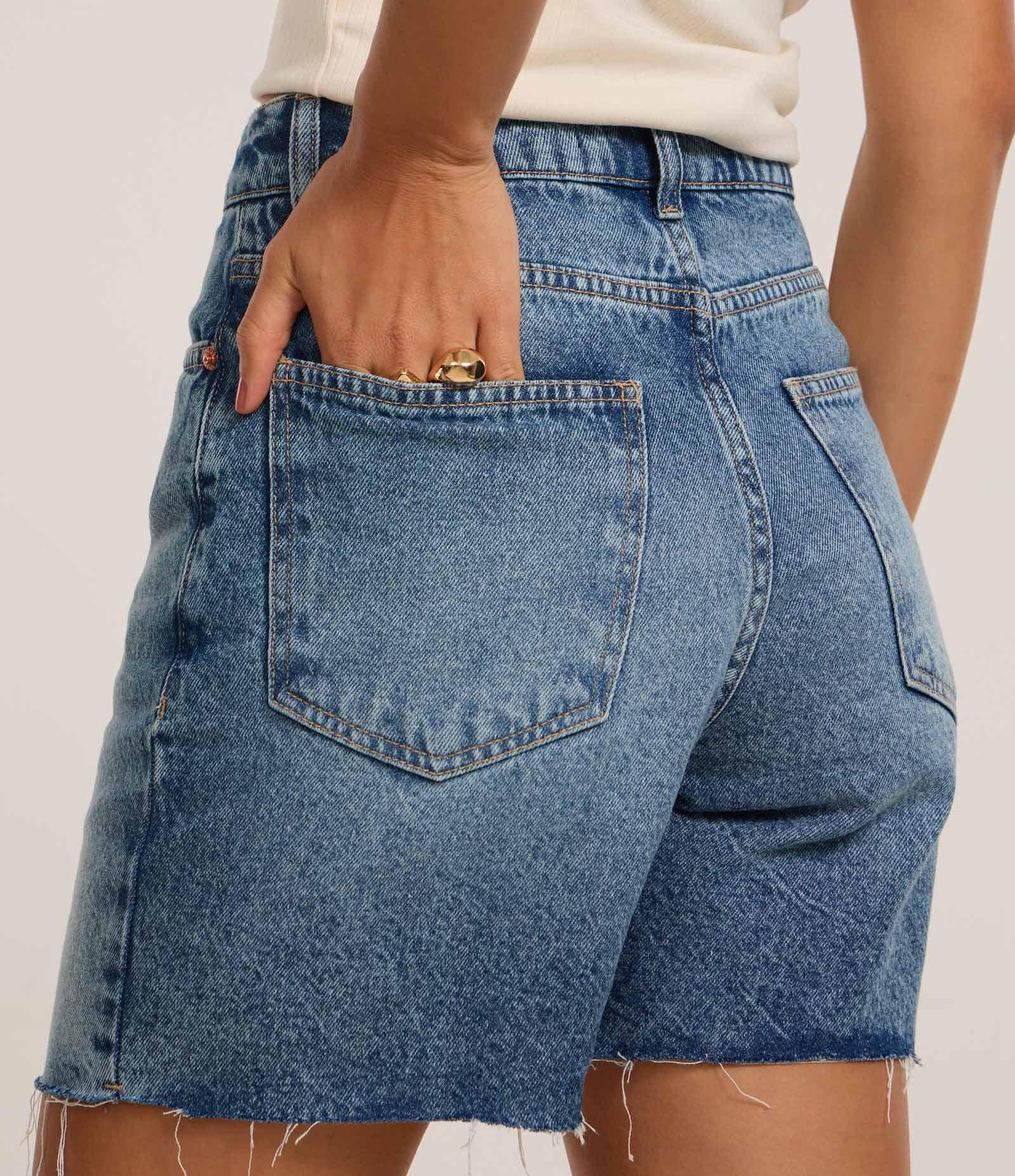 Bermuda em Jeans com Lavagem e Barra Desfiada Azul 5
