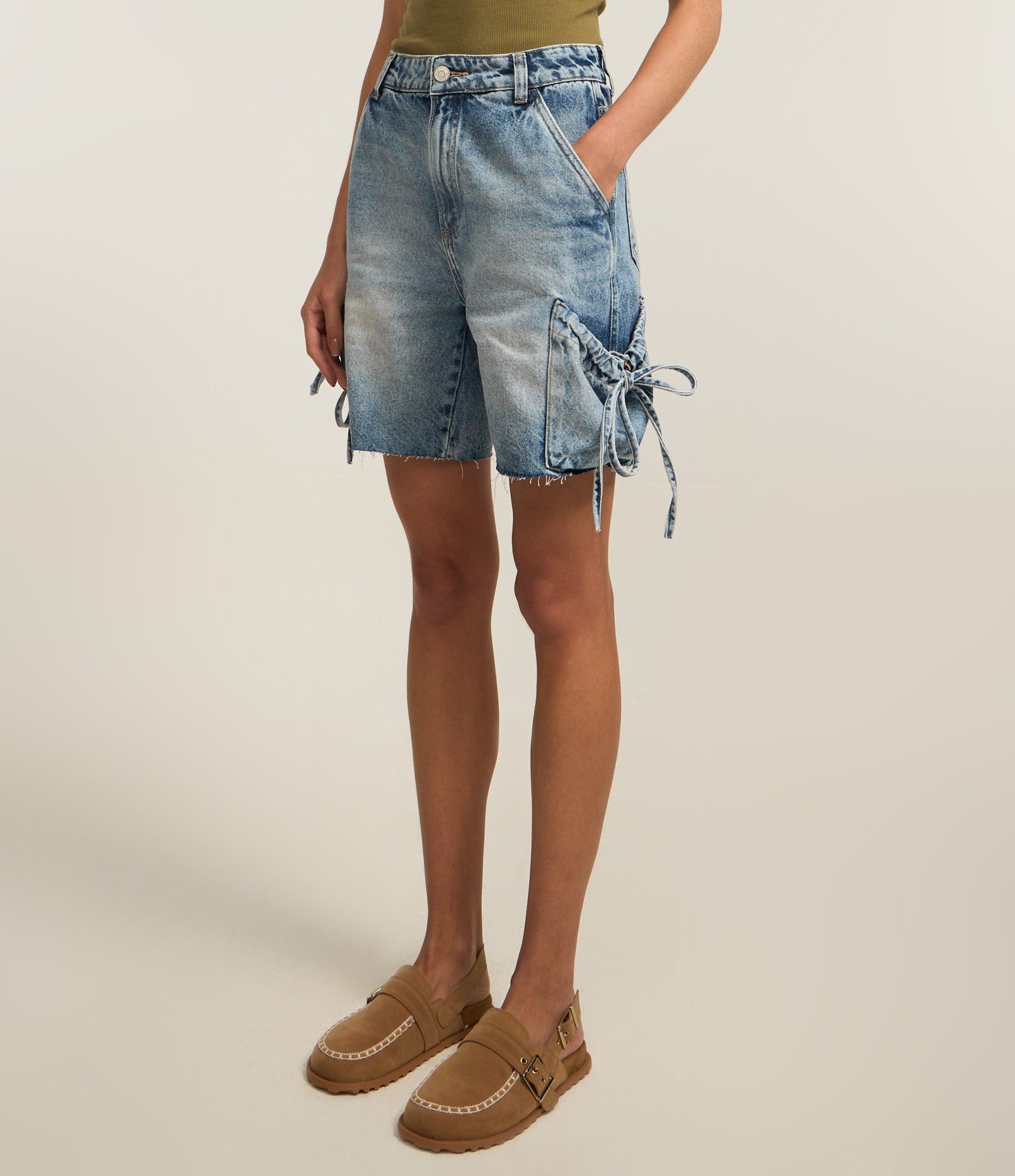 Bermuda em Jeans com Lavagem Dirty e Bolsos Cargo com Amarração Azul 3