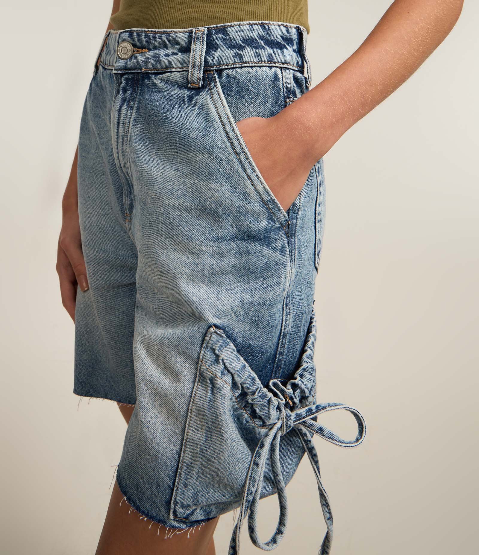 Bermuda em Jeans com Lavagem Dirty e Bolsos Cargo com Amarração Azul 4