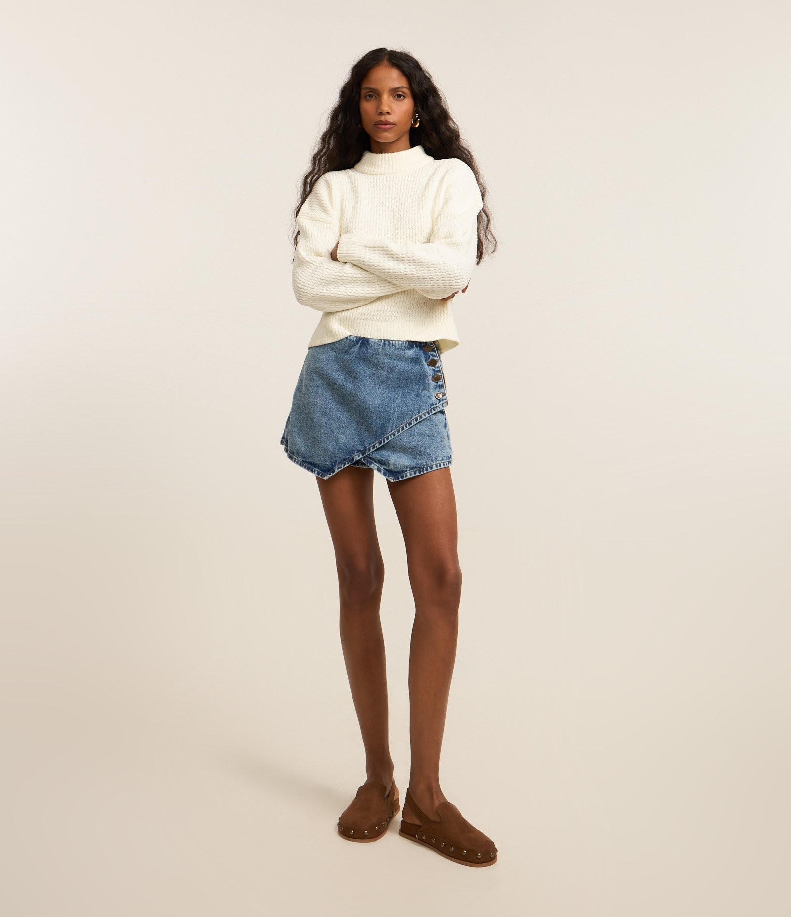 Short Saia em Jeans com Fechamento de Botões e Barra Assimétrica Azul 1