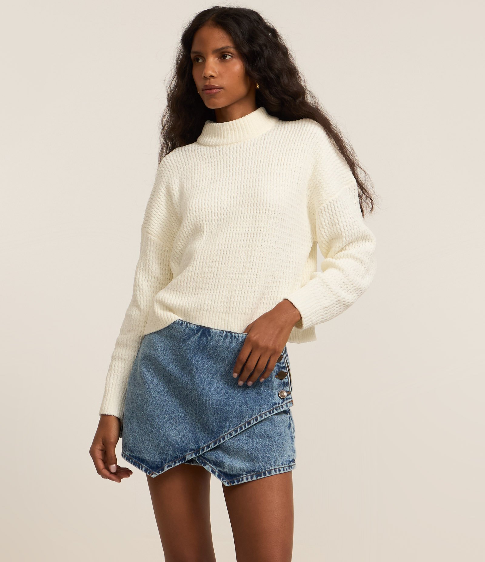 Short Saia em Jeans com Fechamento de Botões e Barra Assimétrica Azul 2