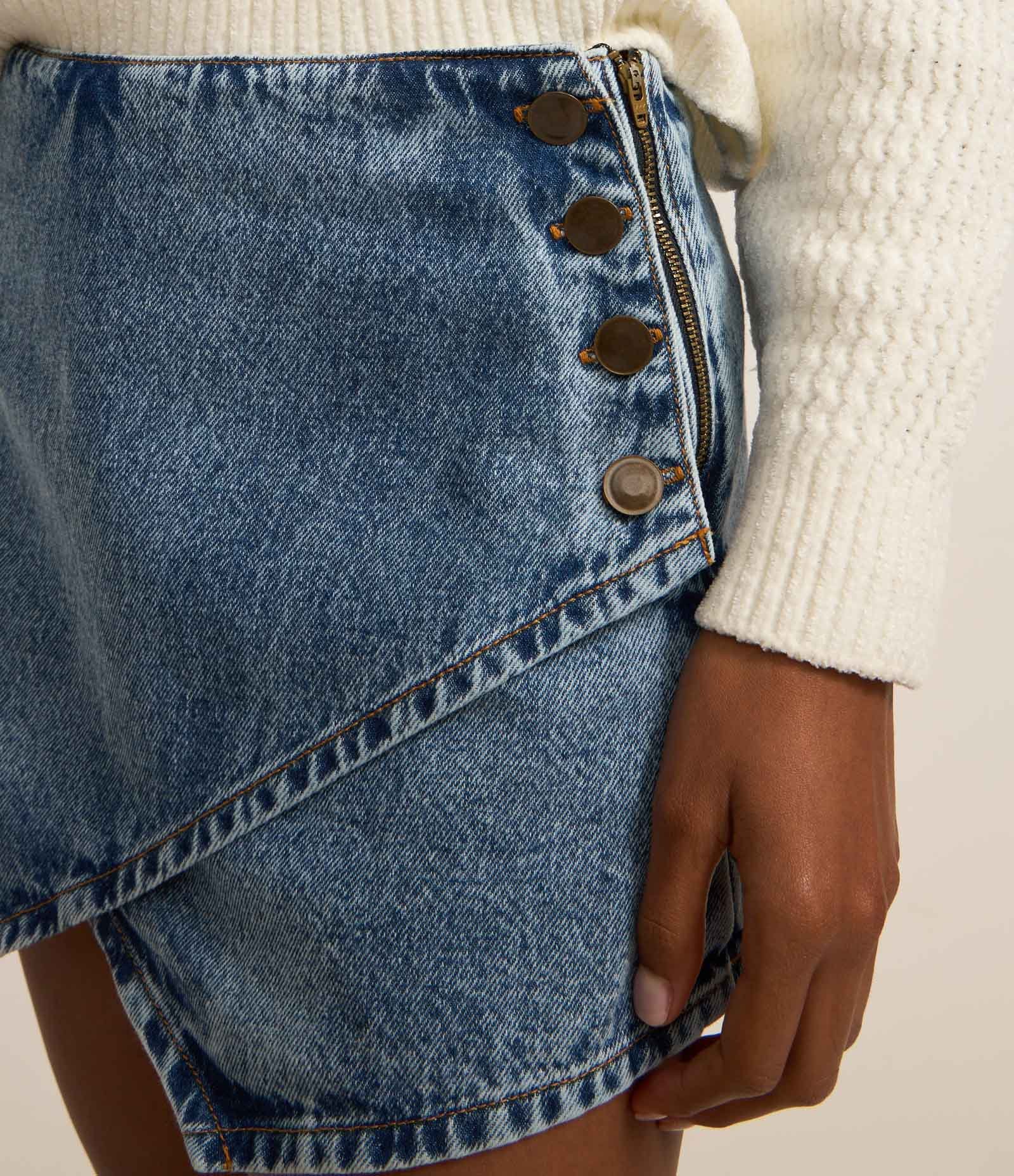 Short Saia em Jeans com Fechamento de Botões e Barra Assimétrica Azul 4