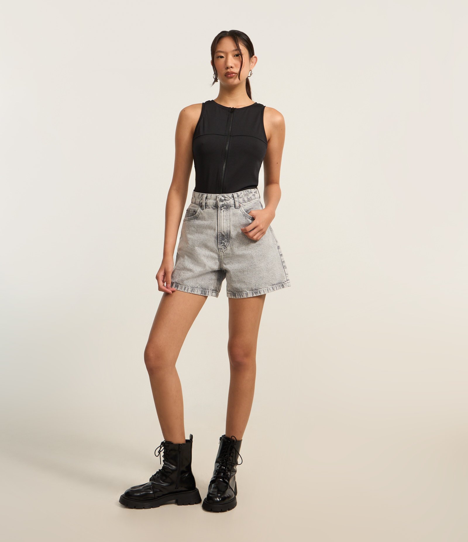 Short Mom Cintura Alta em Jeans com Barra Ajustada Cinza 1