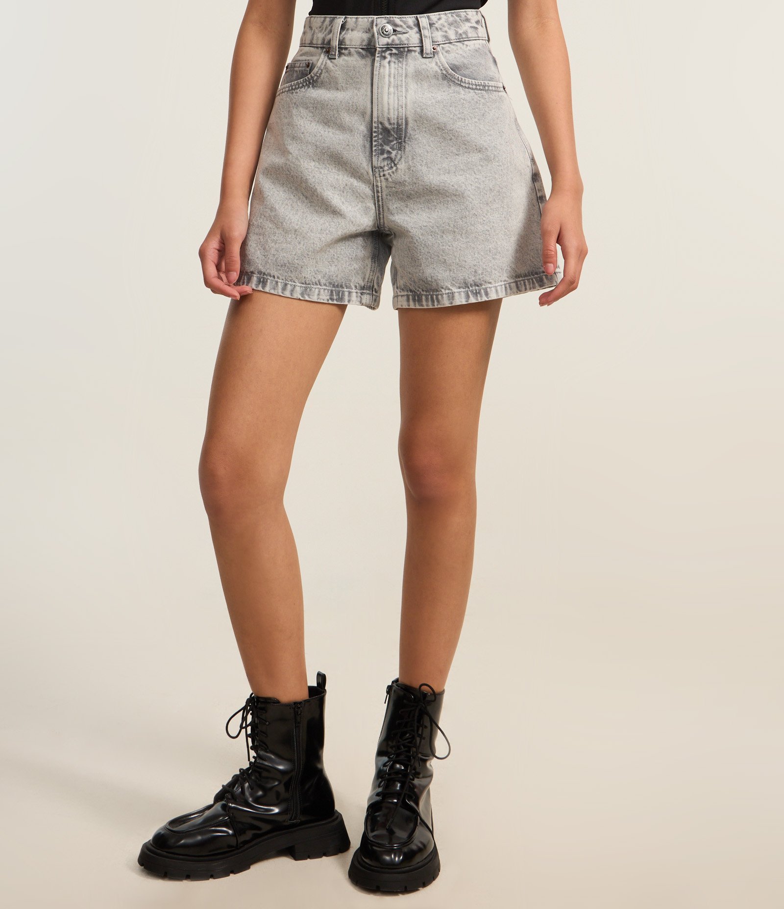 Short Mom Cintura Alta em Jeans com Barra Ajustada Cinza 3