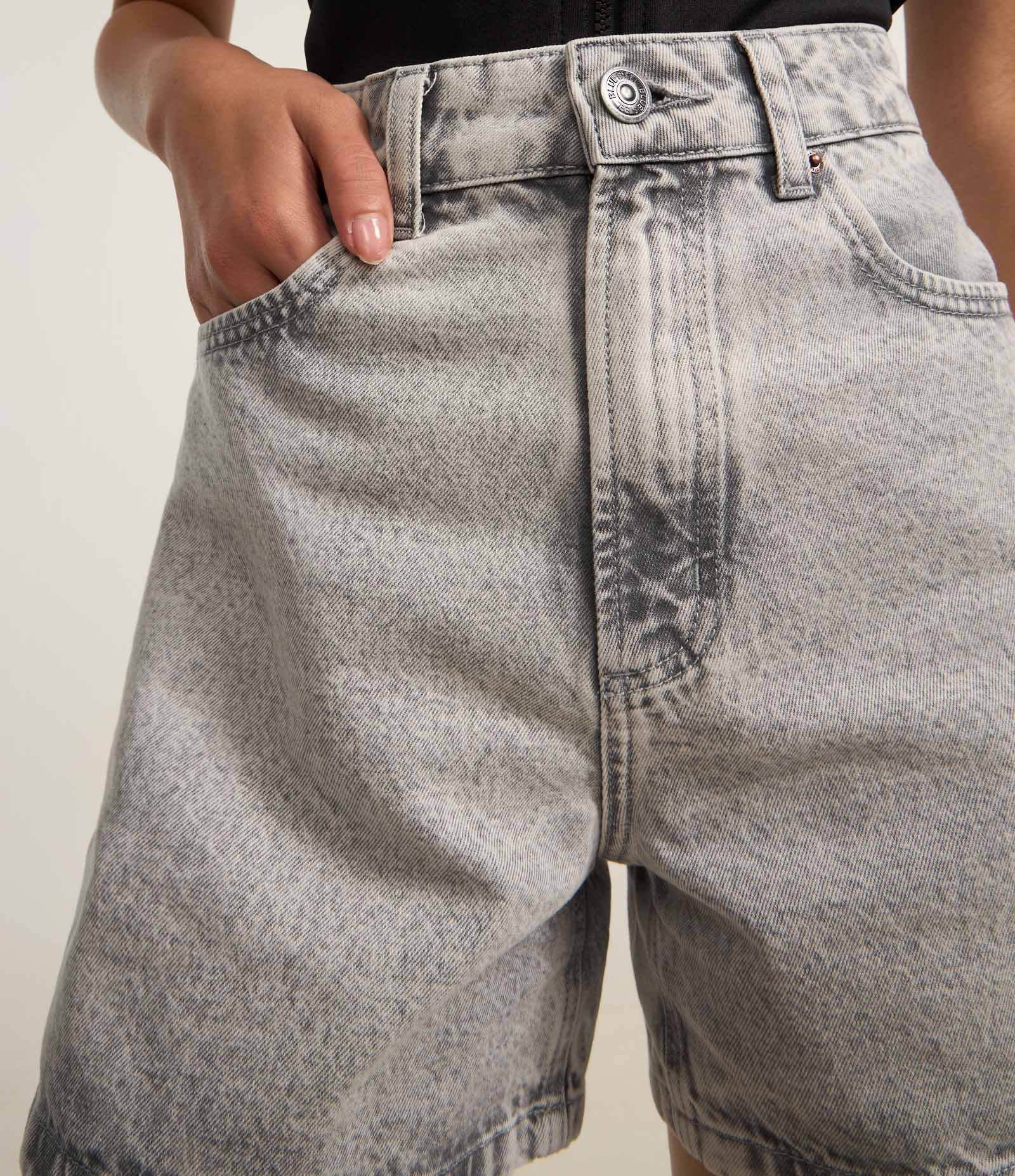 Short Mom Cintura Alta em Jeans com Barra Ajustada Cinza 4