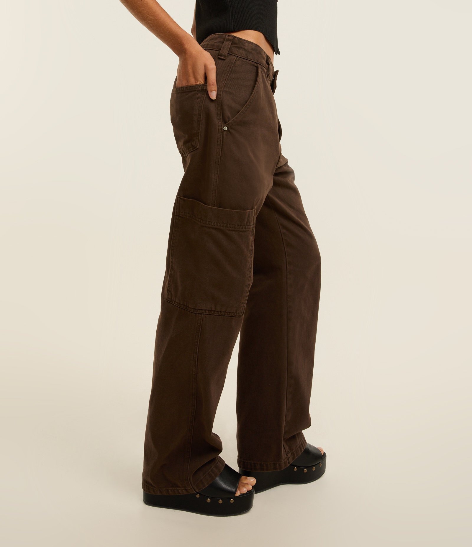 Calça Cargo Cintura Alta em Sarja com Bolso Lateral Marrom 2