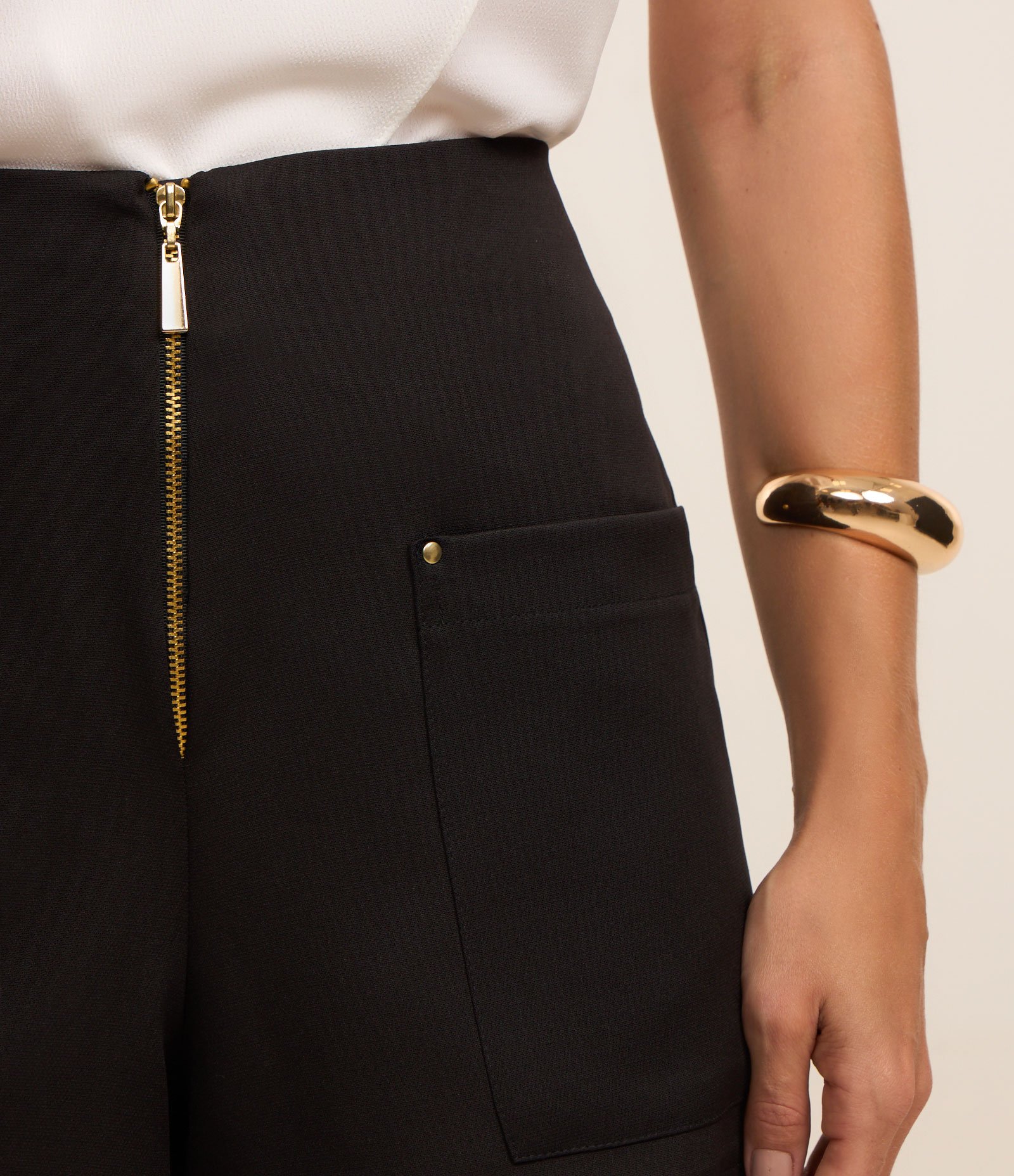 Short em Crepe com Zíper de Metal e Bolsos Aplicados Preto 4