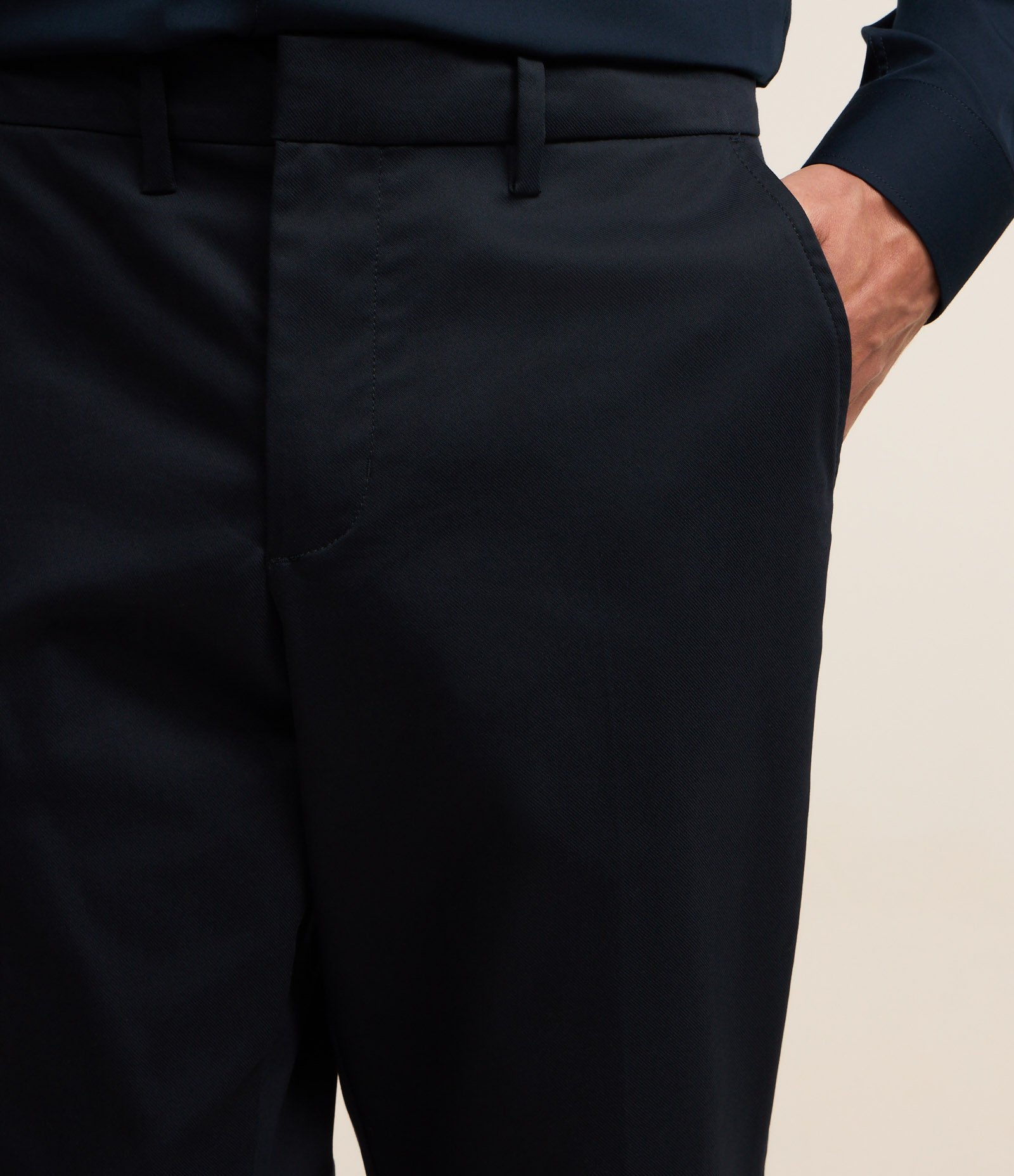 Calça Slim em Alfaiataria com Efeito Acetinado Azul 3