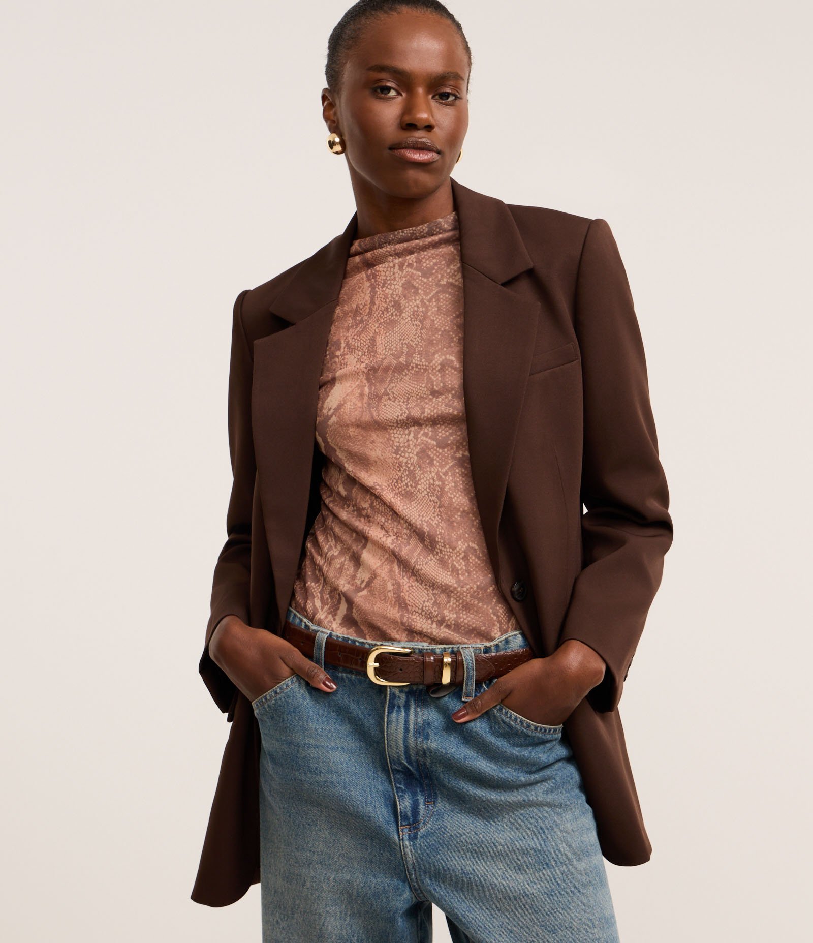 Blusa em Tule com Gola Alta e Estampa Serpente Marrom 1