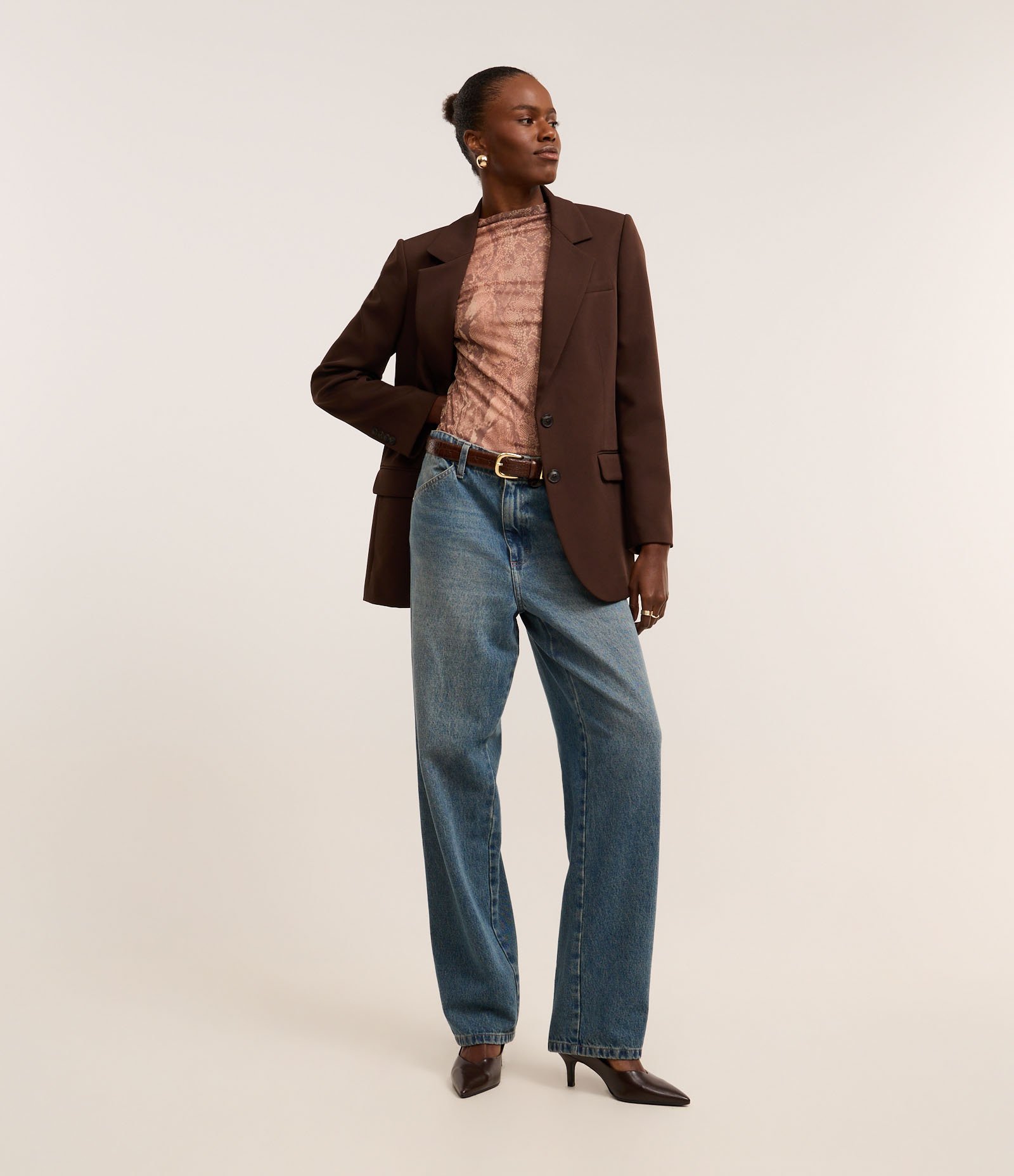 Blusa em Tule com Gola Alta e Estampa Serpente Marrom 2