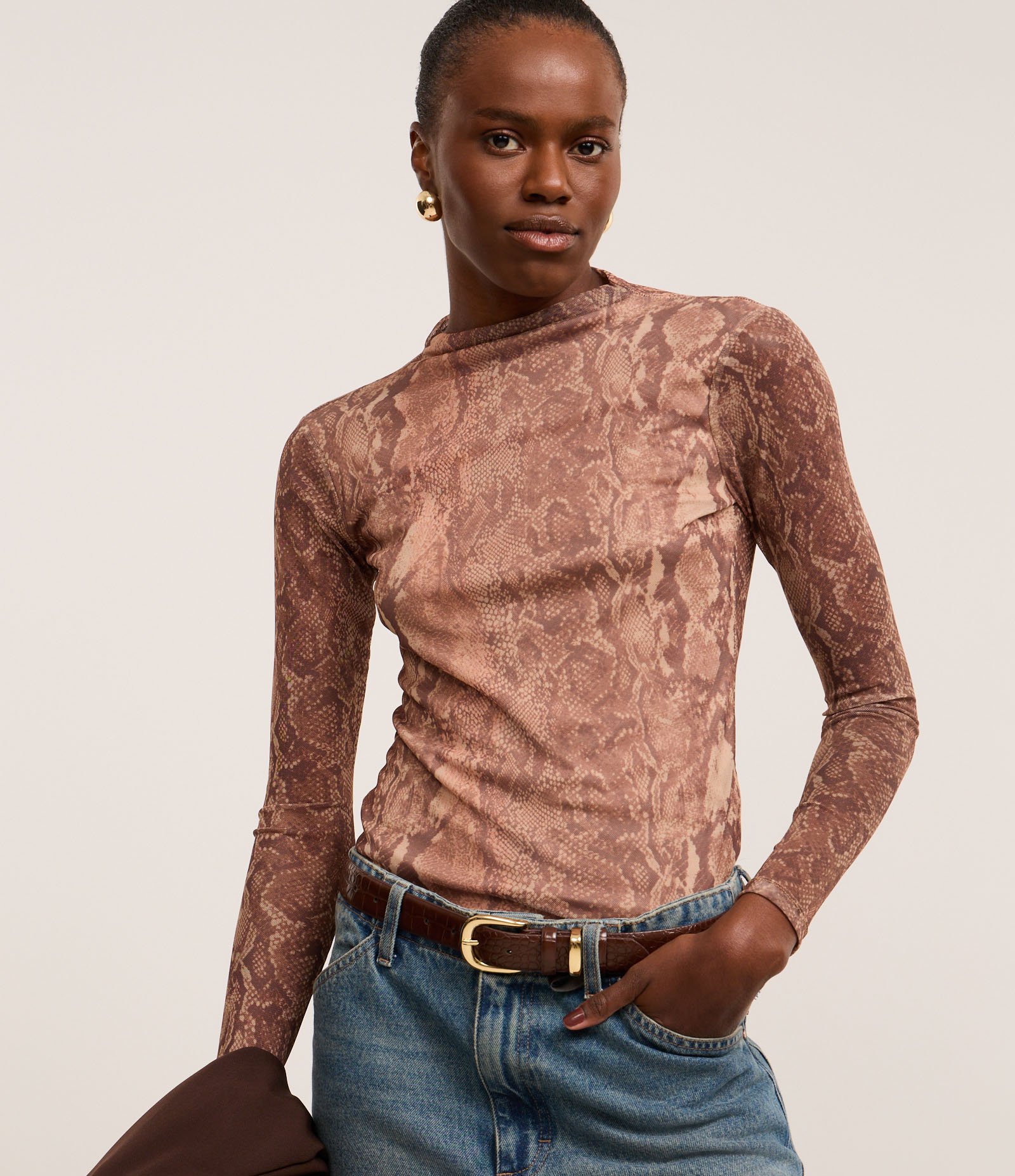 Blusa em Tule com Gola Alta e Estampa Serpente Marrom 3