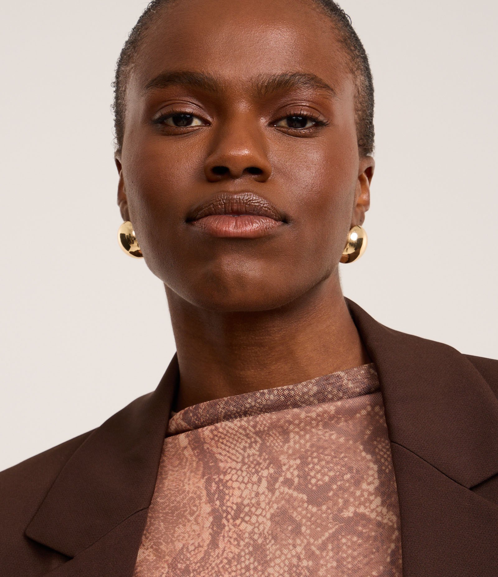 Blusa em Tule com Gola Alta e Estampa Serpente Marrom 5