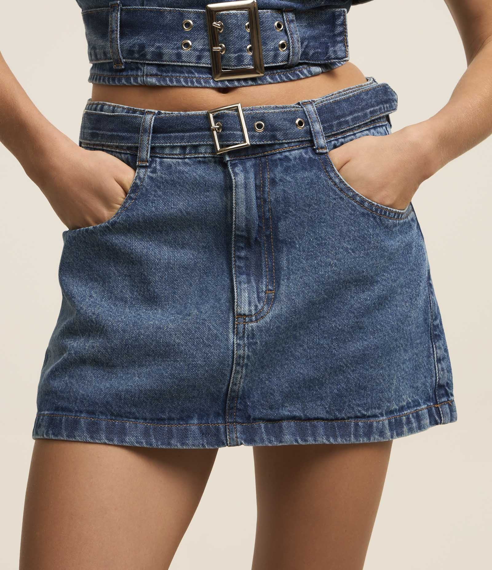 Saia Curta em Jeans Cintura Baixa e Cinto Azul 2