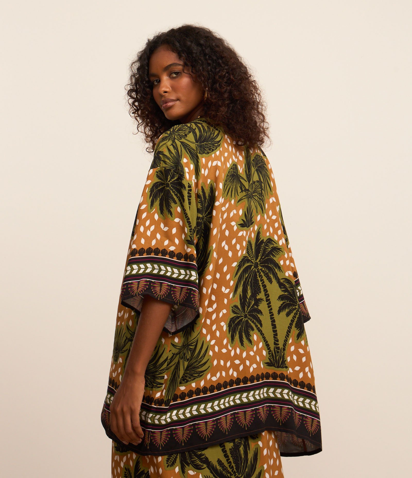 Saída de Praia Kimono em Viscose Estampada de Coqueiros Laranja/Verde 1