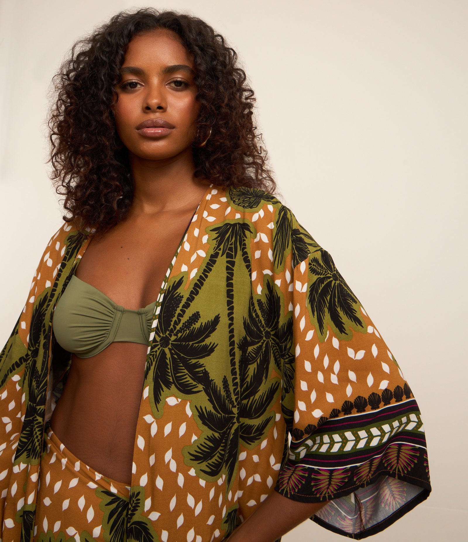 Saída de Praia Kimono em Viscose Estampada de Coqueiros Laranja/Verde 4