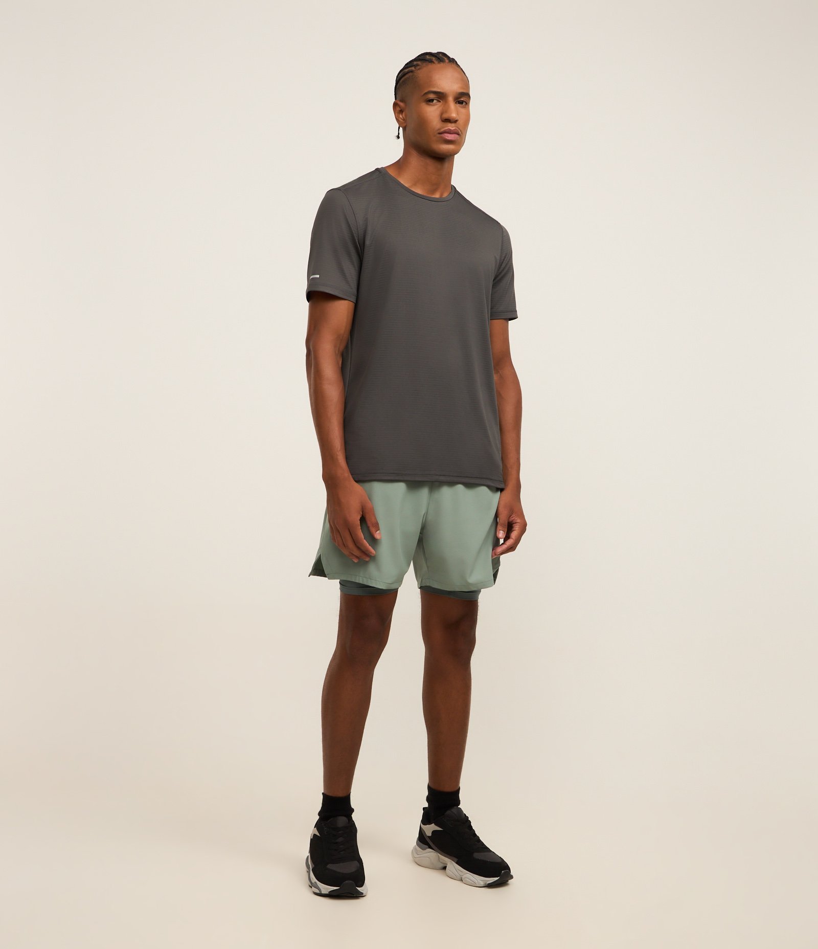 Camiseta Esportiva em Tecnologia Dry com Textura e Linha Contrasnte Cinza 2