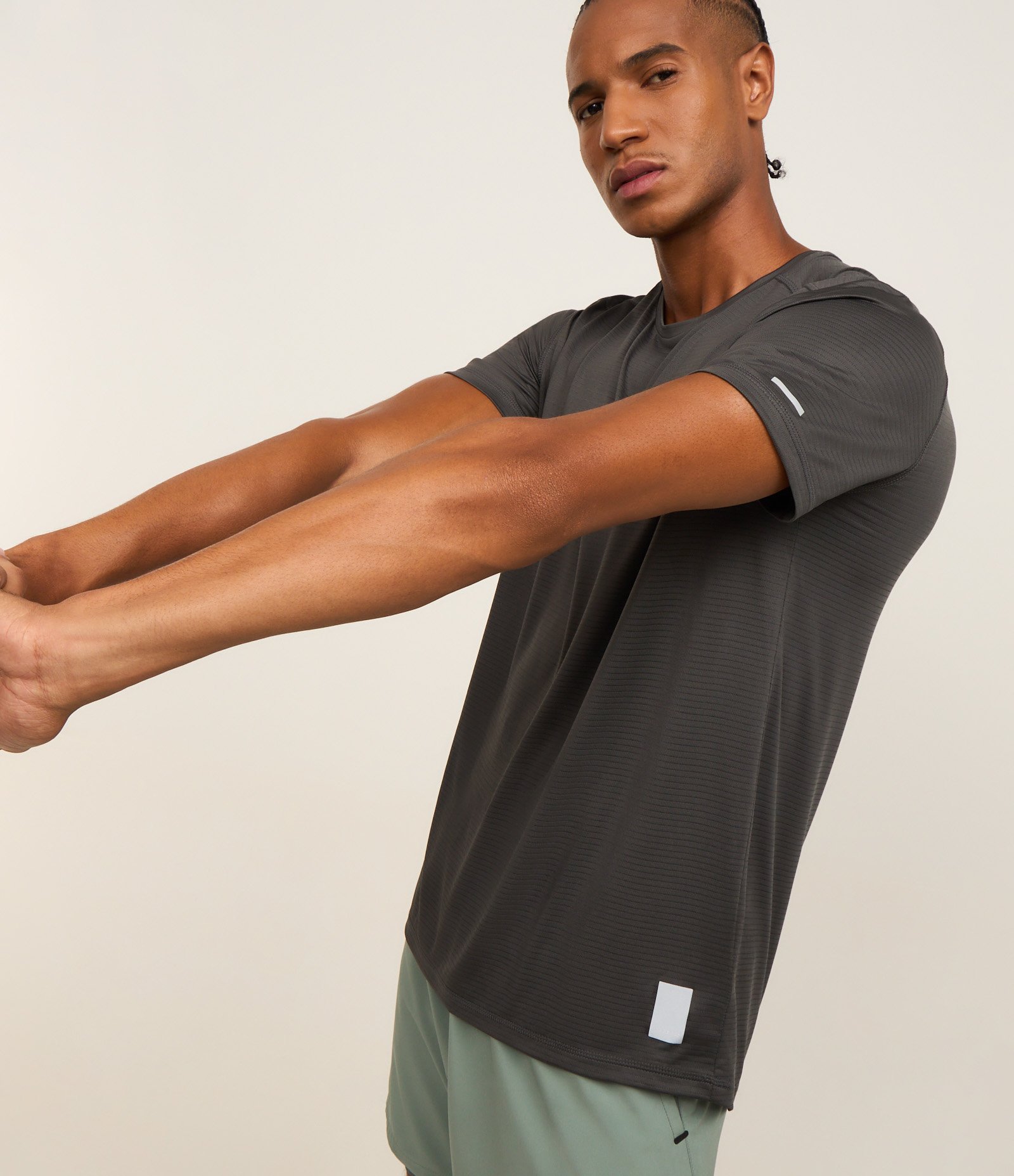 Camiseta Esportiva em Tecnologia Dry com Textura e Linha Contrasnte Cinza 3