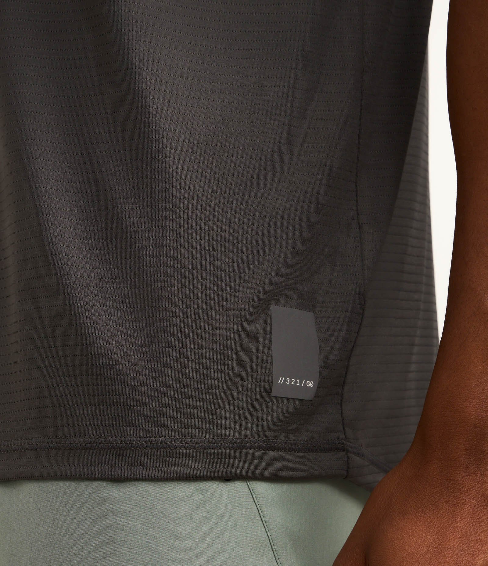 Camiseta Esportiva em Tecnologia Dry com Textura e Linha Contrasnte Cinza 4