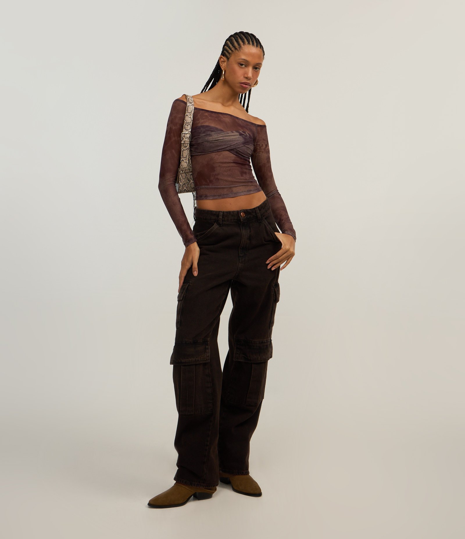 Calça Reta em Jeans com Bolso Cargo Marrom 1