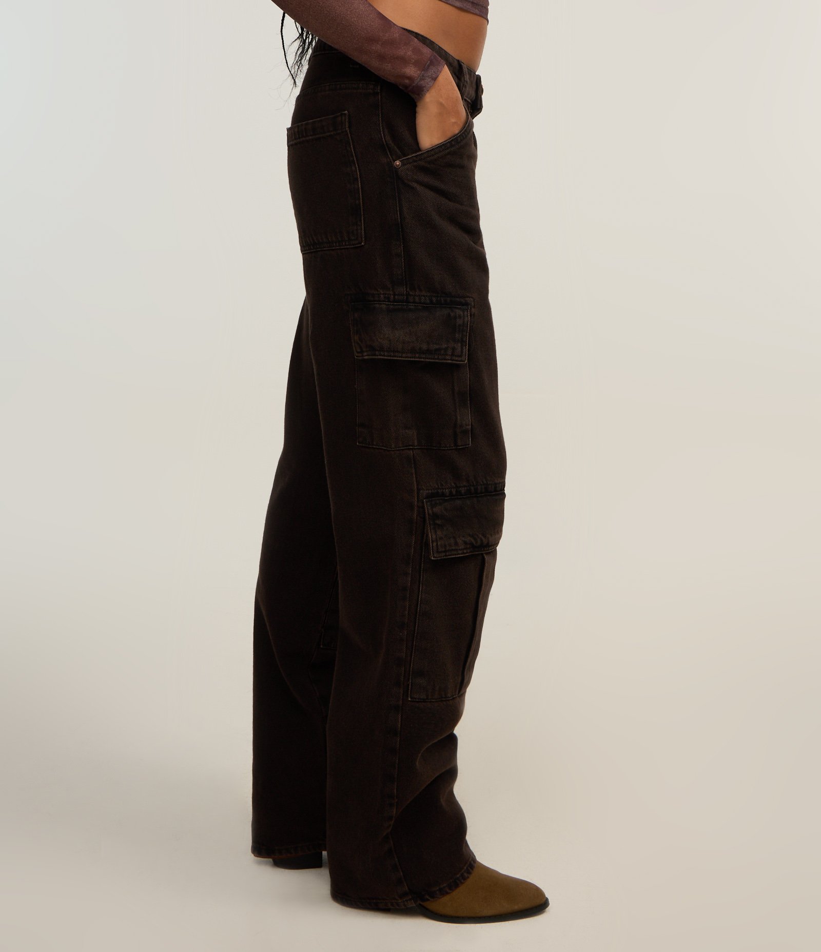 Calça Reta em Jeans com Bolso Cargo Marrom 2