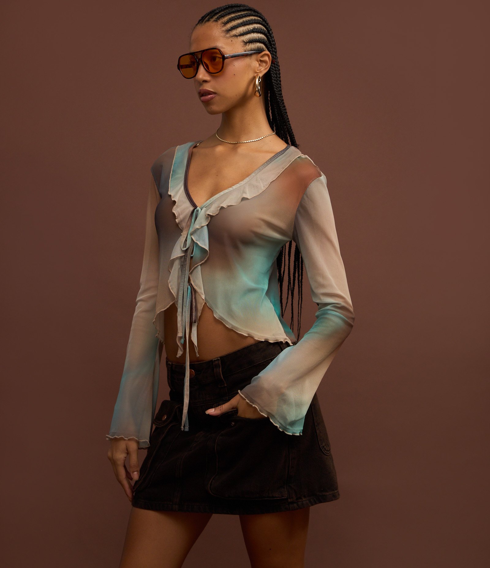 Saia Curta em Jeans com Cintura Média e Bolso Cargo Marrom 4