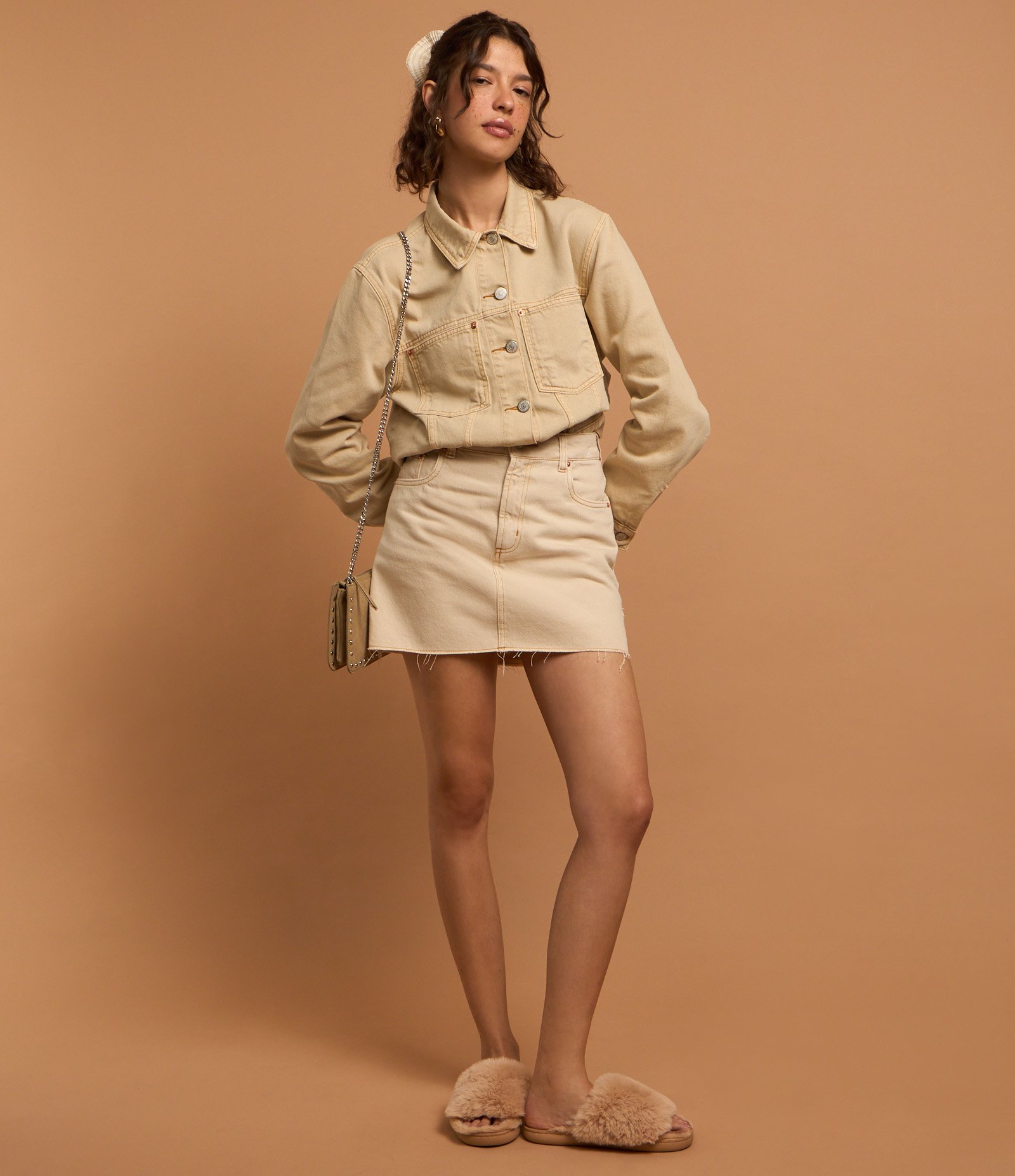 Saia Cintura Alta em Jeans com Barra a Fio Bege 4