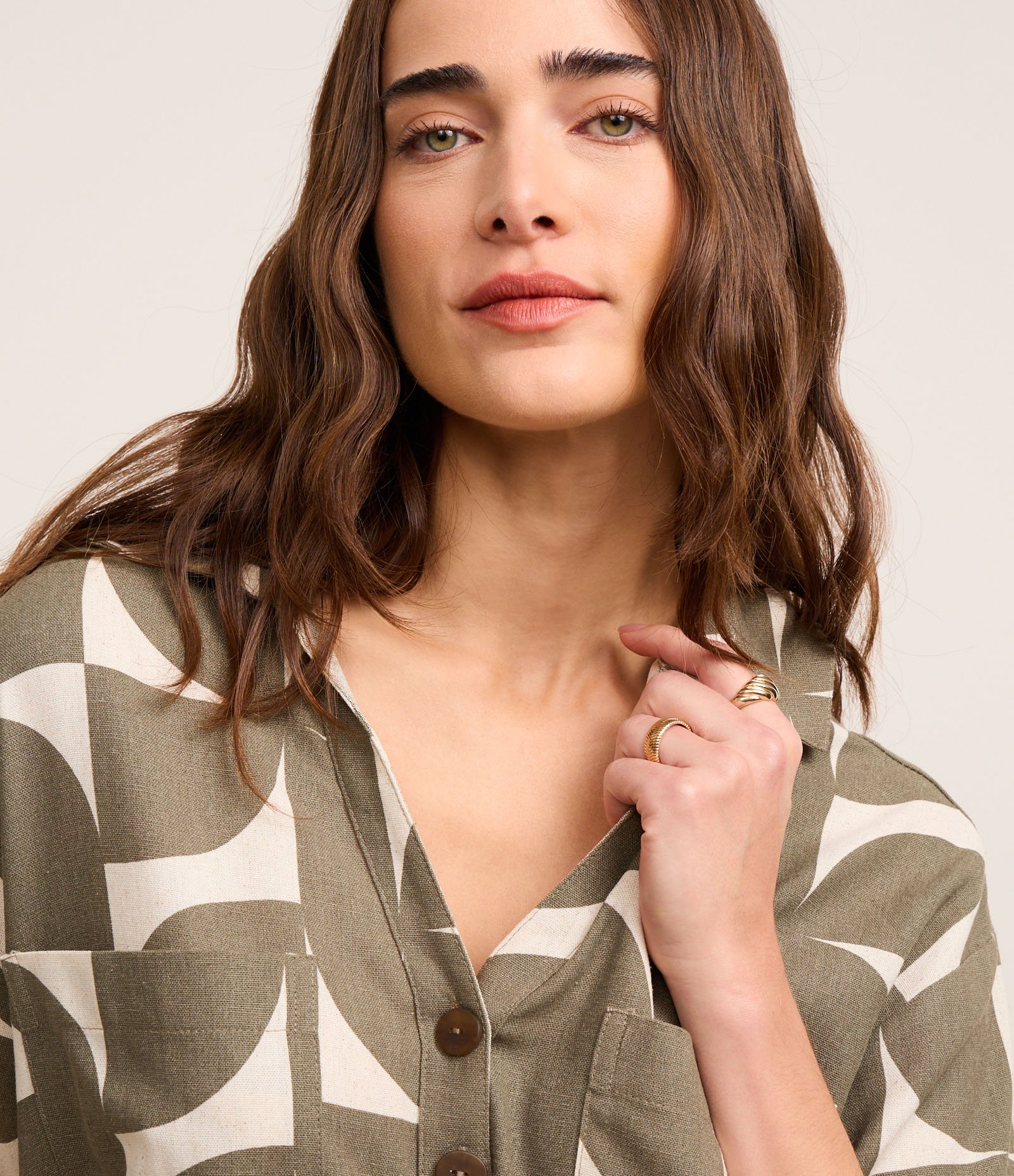 Camisa em Viscolinho com Bolso e Estampa Geométrica Verde 3