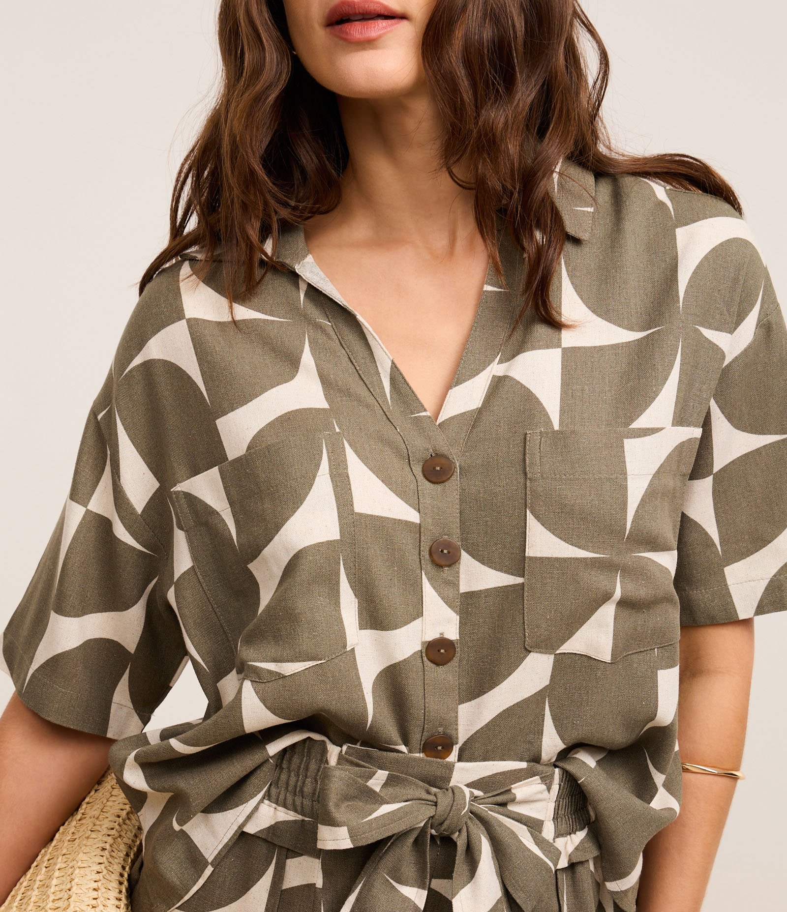 Camisa em Viscolinho com Bolso e Estampa Geométrica Verde 4