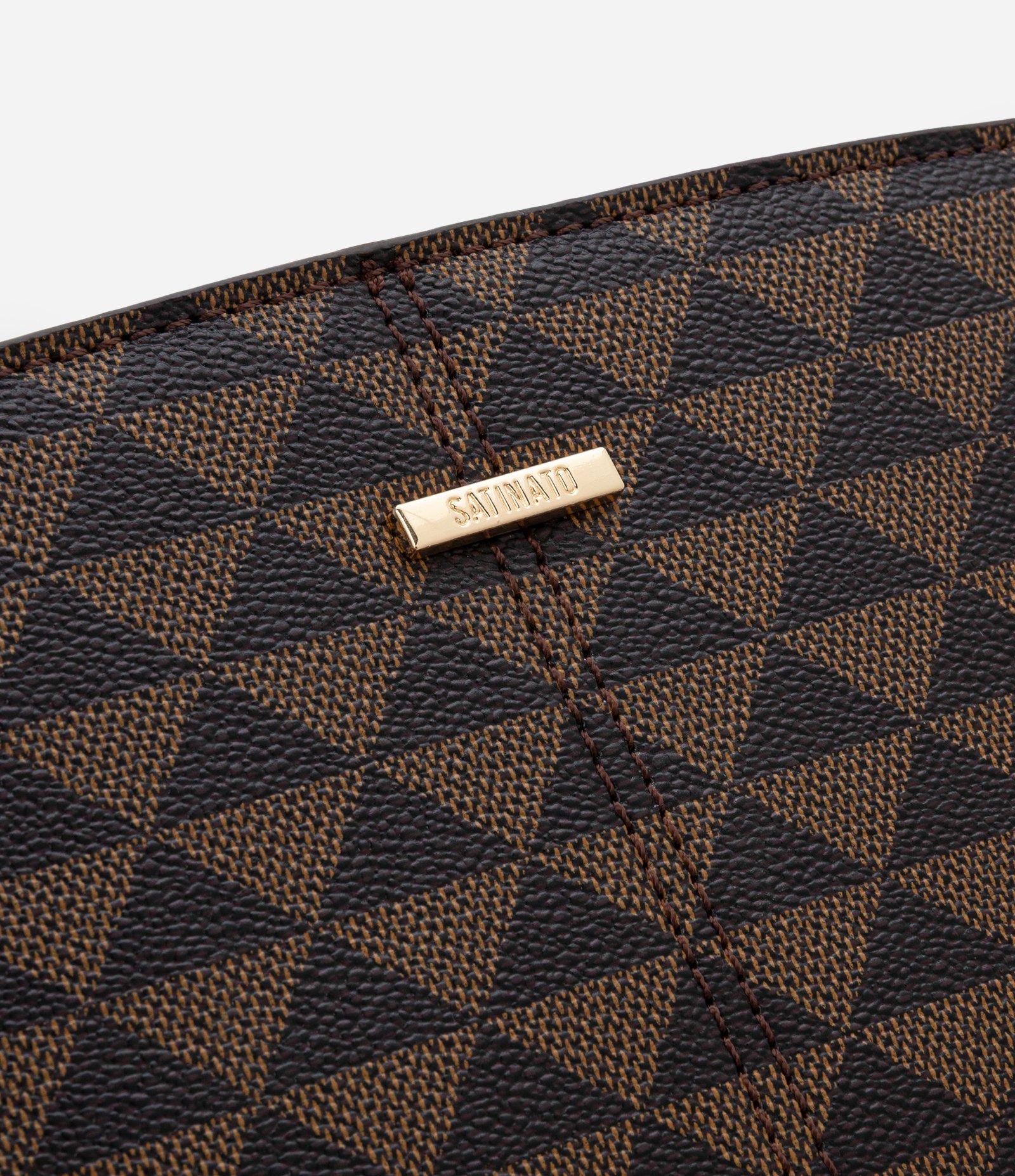 Bolsa Transversal Média com Costura Detalhes Laterais e Estampa Triângulo Marrom 5