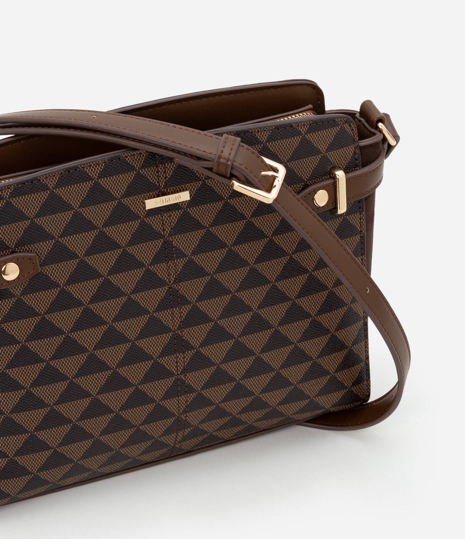 Bolsa Transversal Média com Costura Detalhes Laterais e Estampa Triângulo Marrom 6