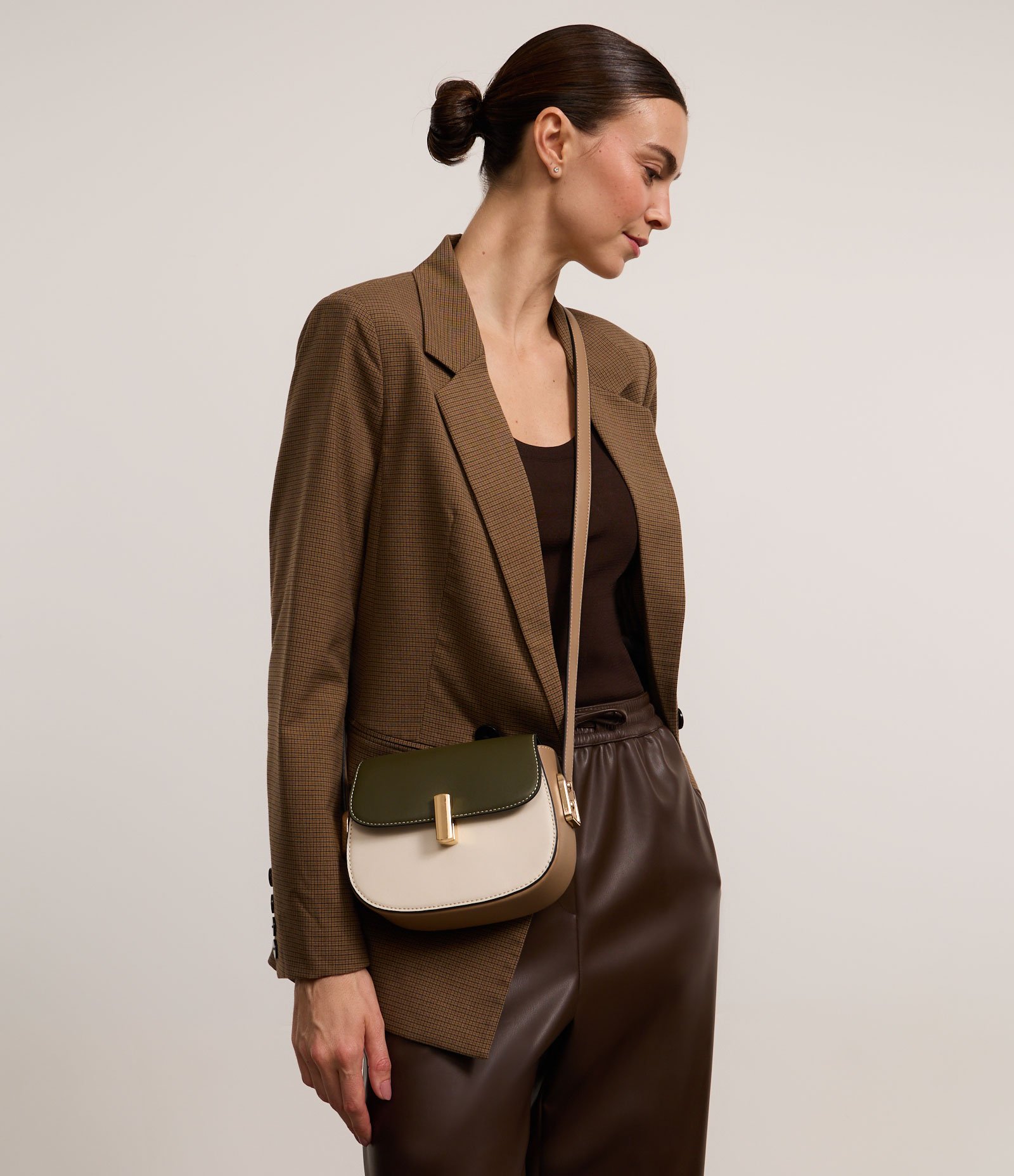 Bolsa Transversal Pequena com Tampa e Locker de Metal Bege/Verde/Marrom 7