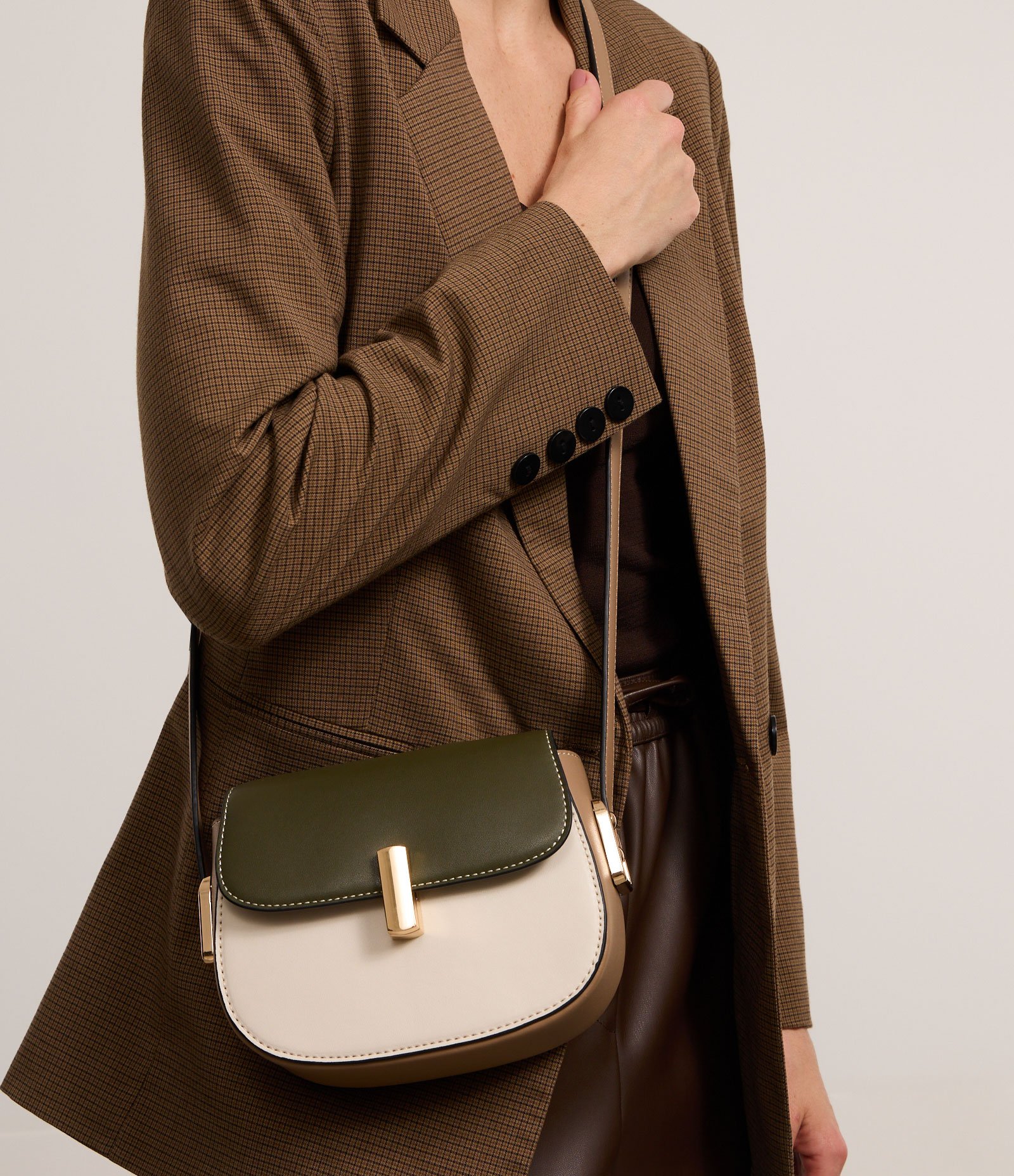 Bolsa Transversal Pequena com Tampa e Locker de Metal Bege/Verde/Marrom 1