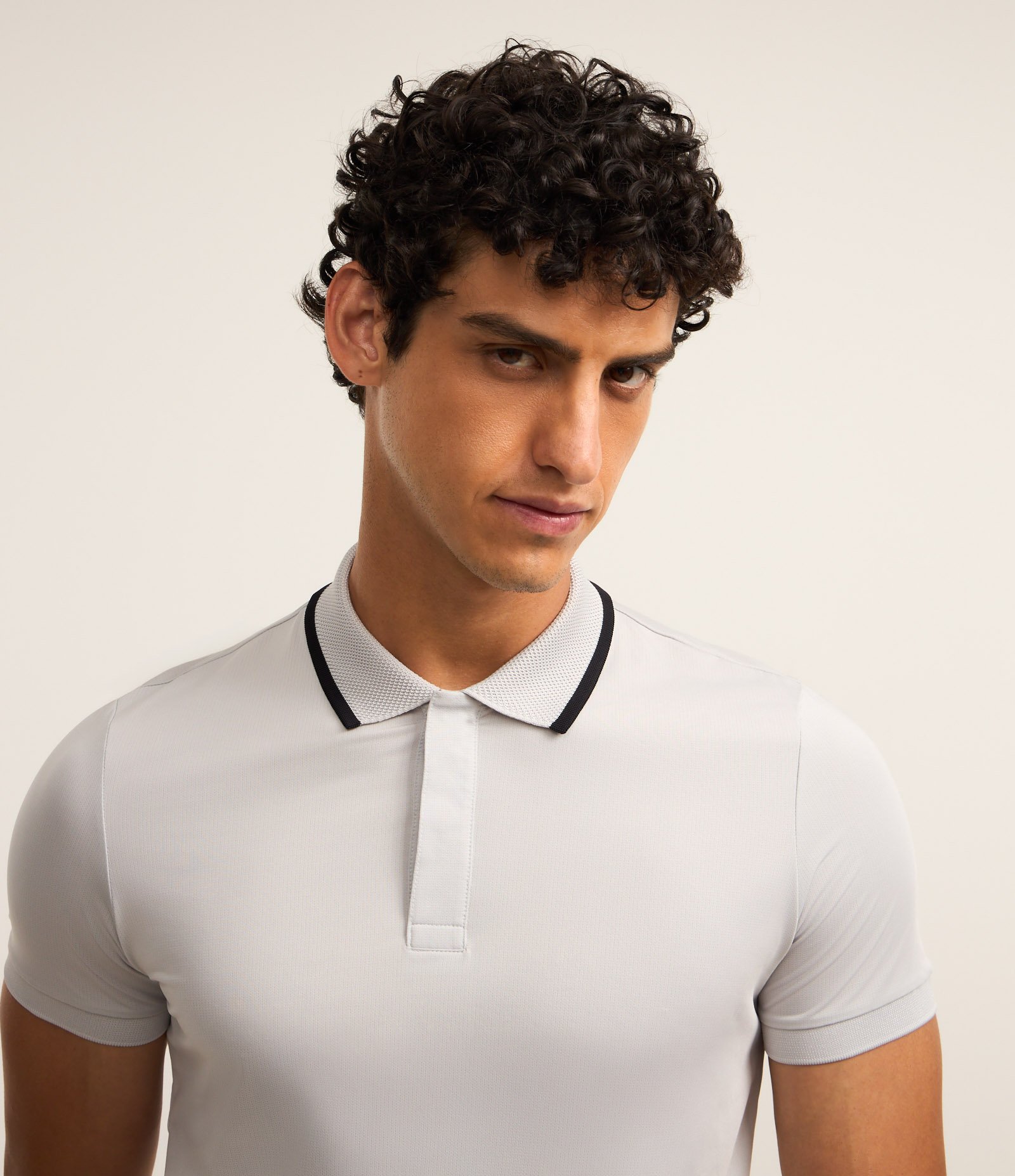 Camisa Polo em Tecnologia Dry com Toque Gelado Cinza Claro 3