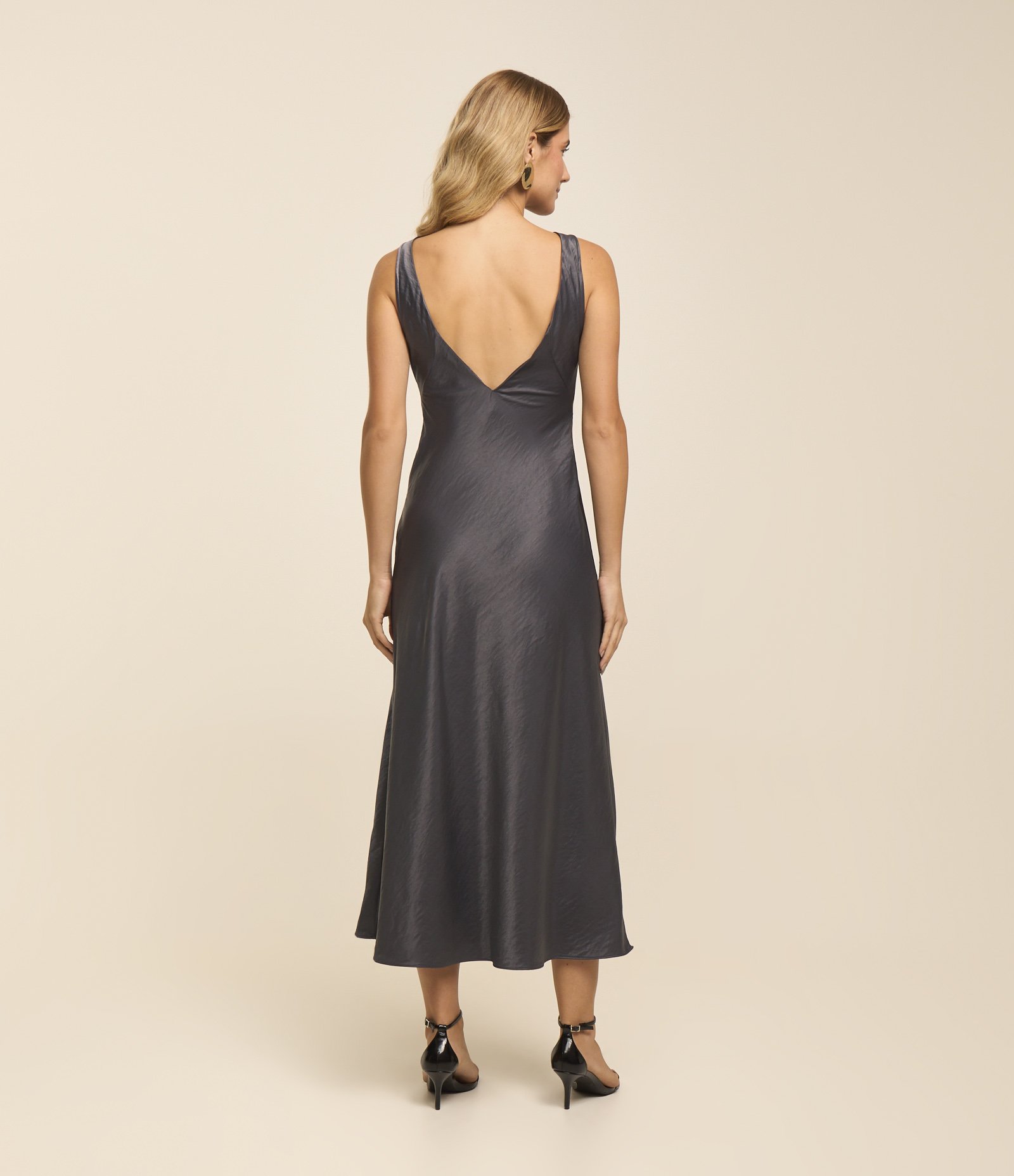 Vestido Midi em Cetim com Decote nas Costas Cinza 3